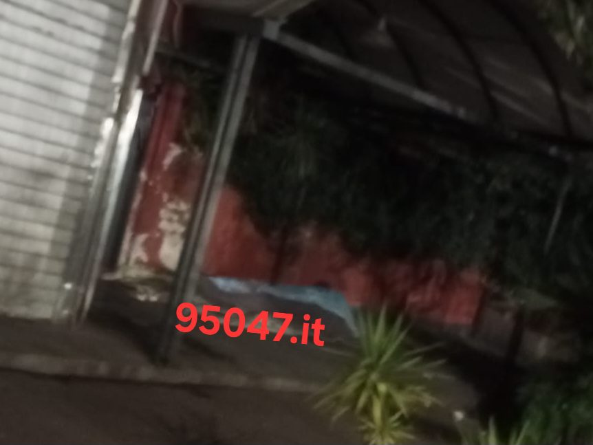 L’ALTRA FACCIA DEL NATALE A PATERNÒ: UOMO SENZA TETTO DORME A TERRA SFIDANDO IL GELO VICINO ALLA VILLA