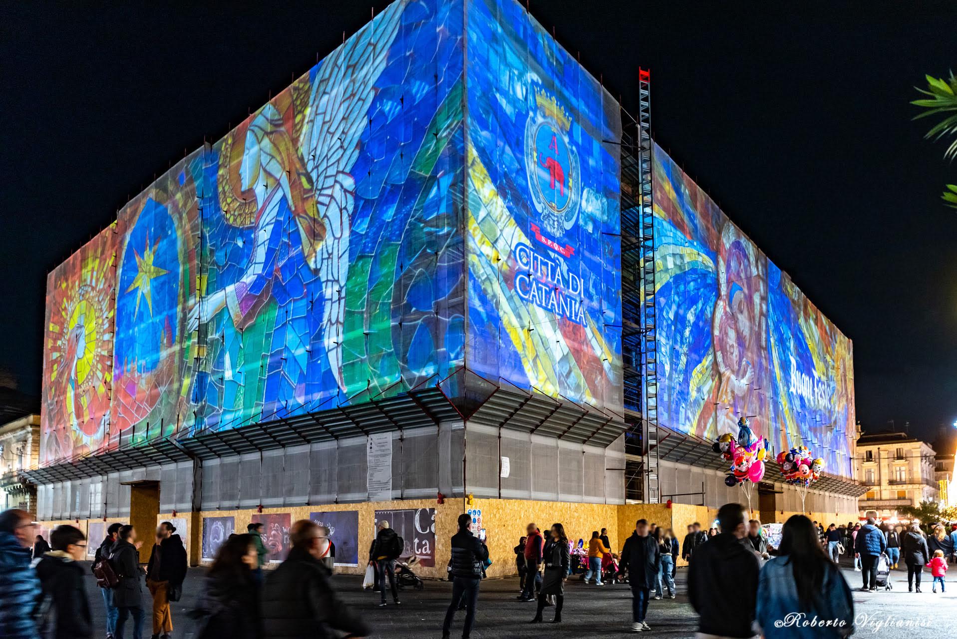 CATANIA CELEBRA IL NATALE: IL PALAZZO DEGLI ELEFANTI SI ACCENDE PER LE FESTE