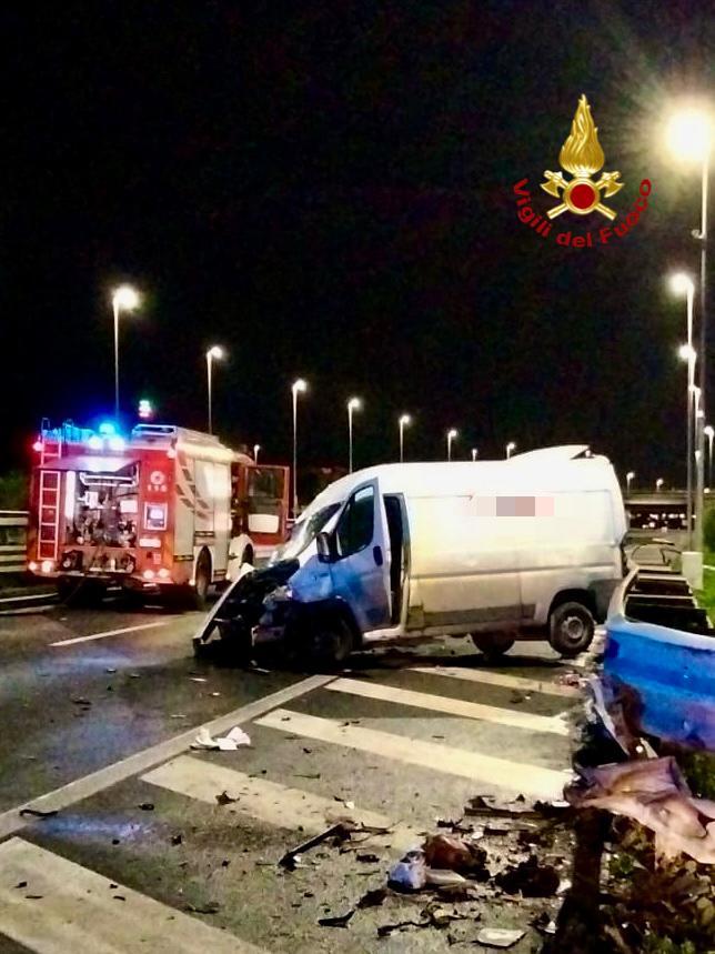 AGGIORNAMENTO. TANGENZIALE DI CATANIA: SCONTRO TRA FURGONE E AUTOCISTERNA CON BENZINA, UN MORTO E DUE FERITI