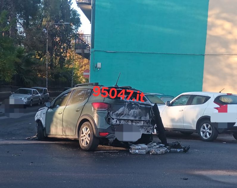 PATERNÒ, AUTO DISTRUTTA DA UN INCENDIO NELLA NOTTE: NESSUN FERITO