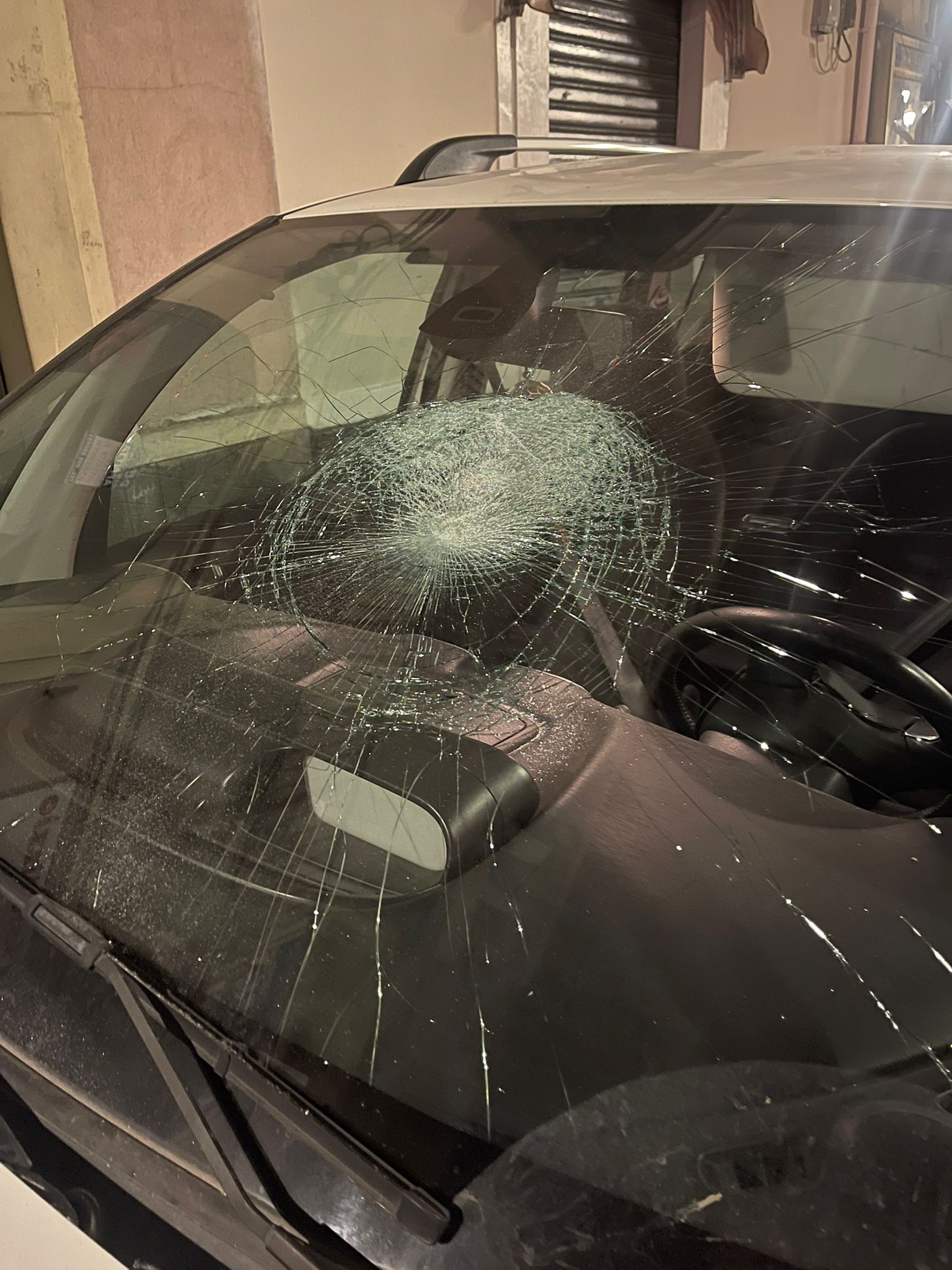 PATERNO'. PARCHEGGIANO L’AUTO  E LA TROVANO VANDALIZZATA: LA DENUNCIA DI UNA CITTADINA