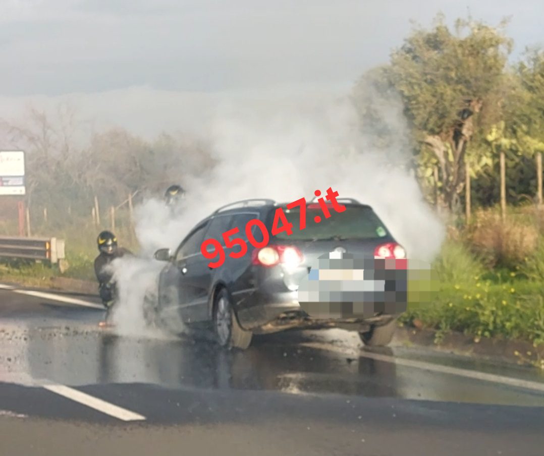 MOMENTI DI PAURA QUESTA MATTINA SULLA SUPERSTRADA 121: VOLKSWAGEN PASSAT IN FIAMME
