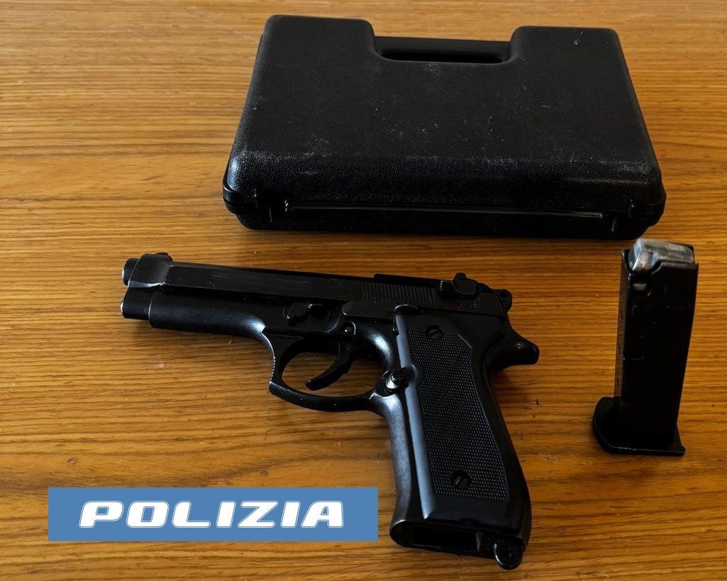 CATANIA, GIOVANI CON PISTOLA A SALVE FUORI DA BANCA: DENUNCIATI DALLA POLIZIA