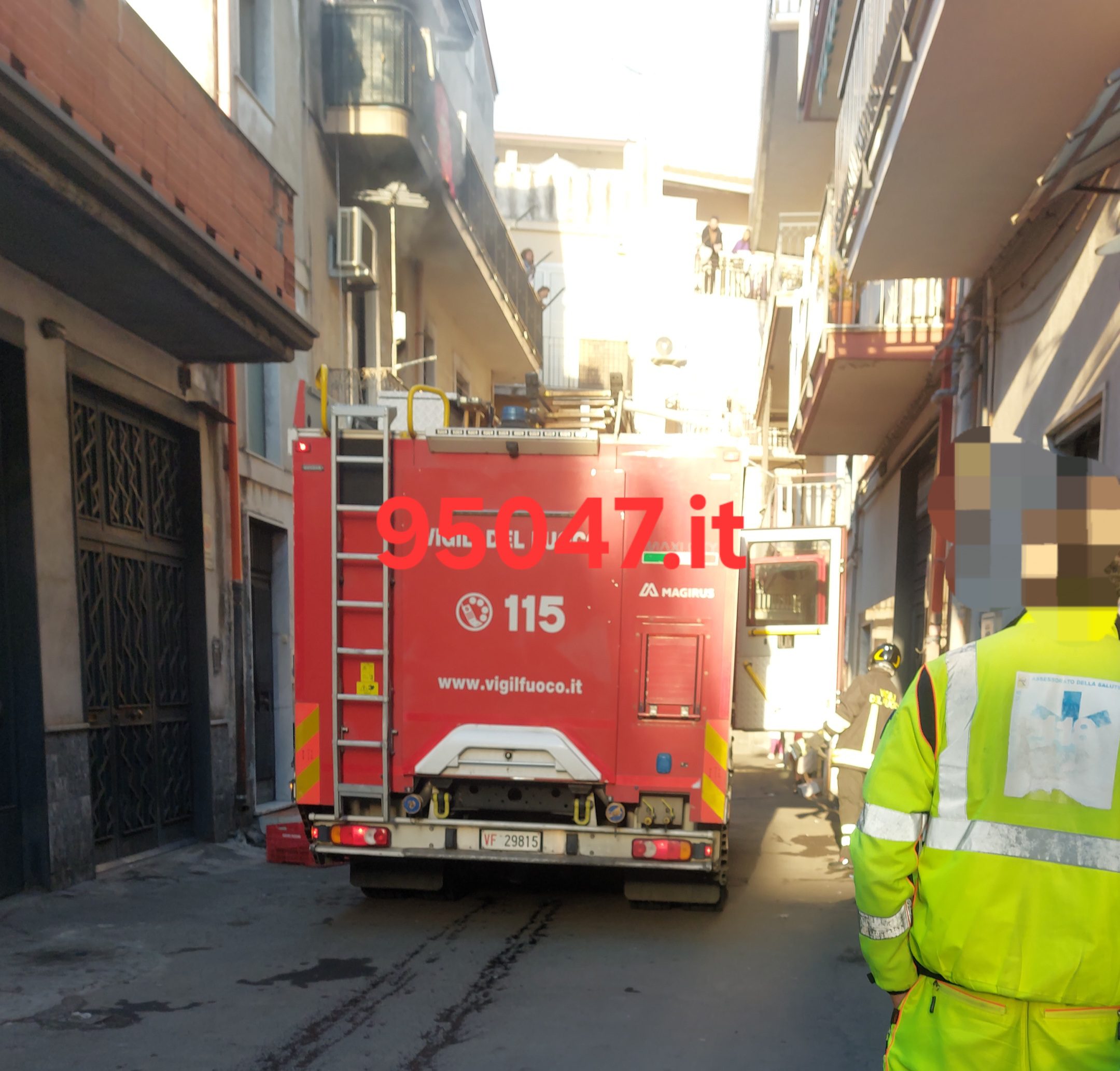 INCENDIO IN UN’ABITAZIONE DI PATERNÒ: PAURA TRA I RESIDENTI, SOCCORSI SUL POSTO