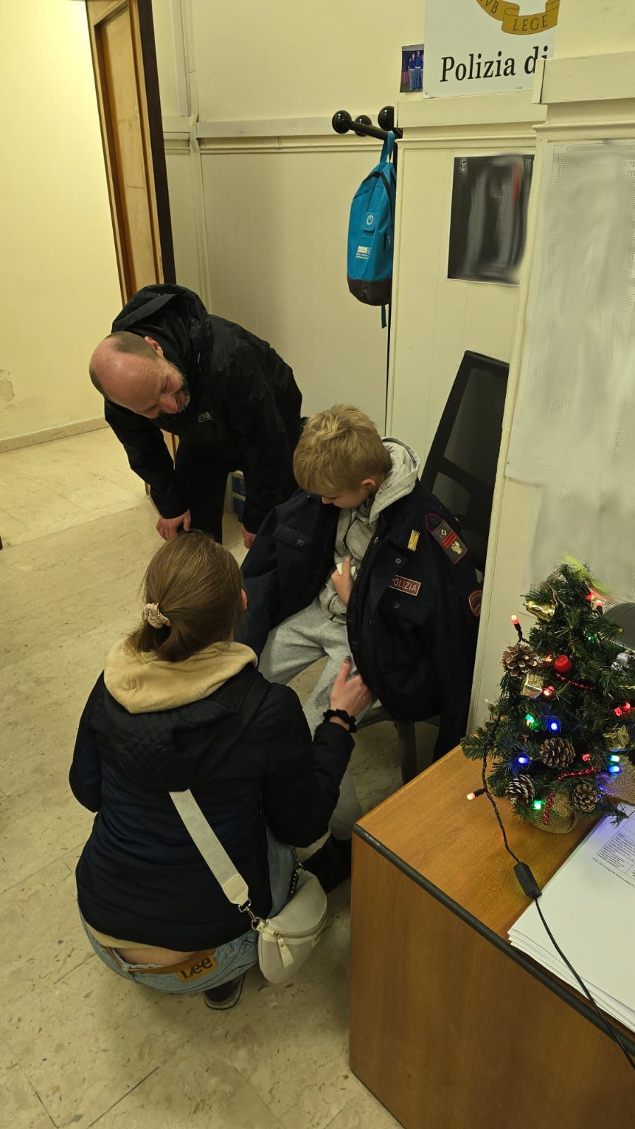 CATANIA, BAMBINO DISPERSO TRA LA FOLLA NATALIZIA: LA POLIZIA LO RITROVA E LO SALVA