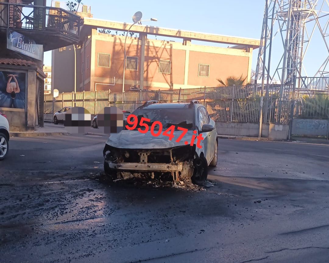 PATERNÒ, AUTO DISTRUTTA DA UN INCENDIO NELLA NOTTE: NESSUN FERITO