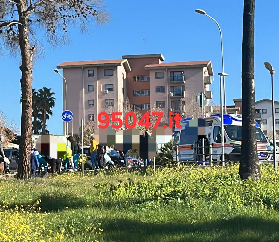 PATERNÒ, INCIDENTE AL CORSO DEL POPOLO, FINISCONO A TERRA IN SCOOTER, DUE FERITI