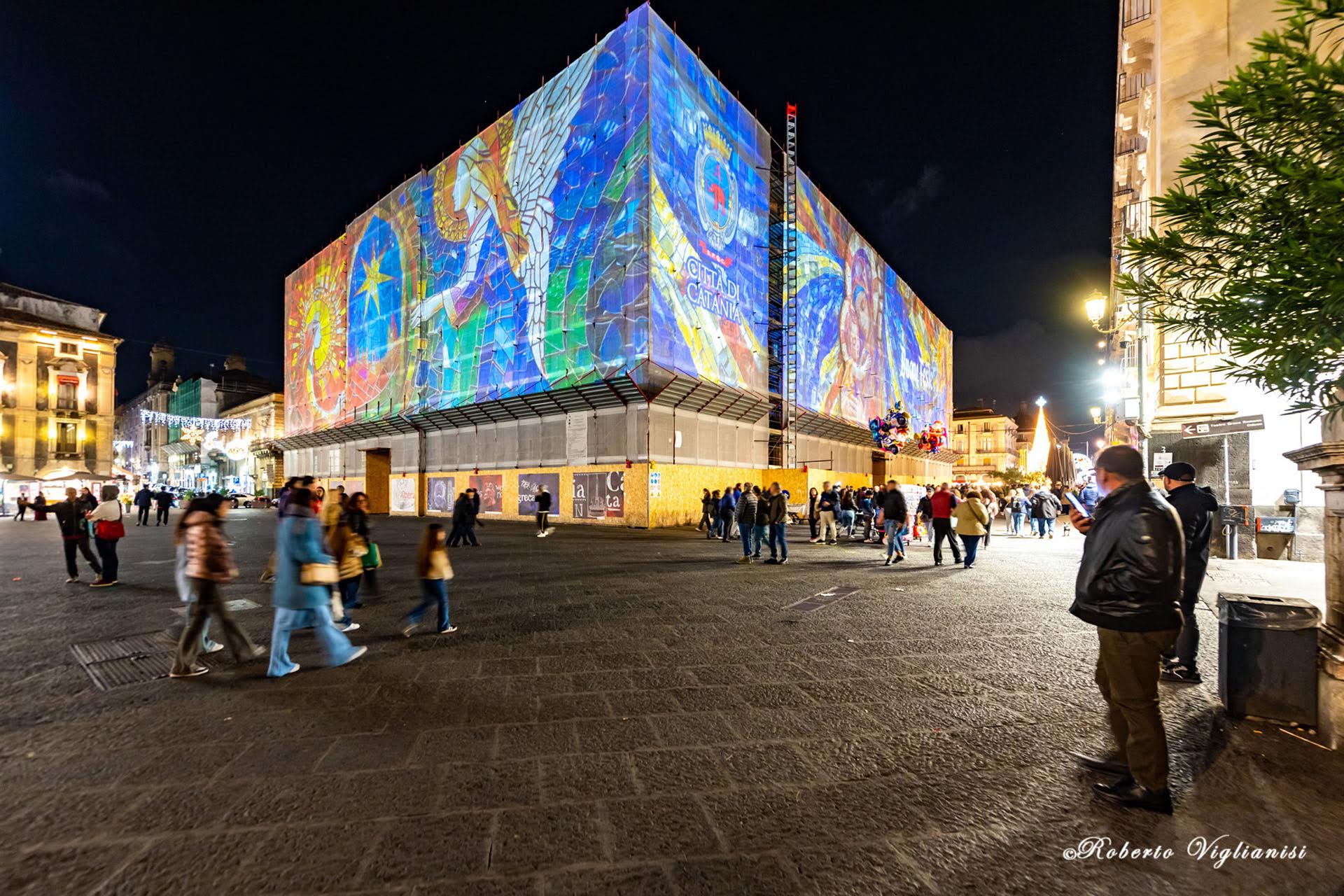 CATANIA CELEBRA IL NATALE: IL PALAZZO DEGLI ELEFANTI SI ACCENDE PER LE FESTE