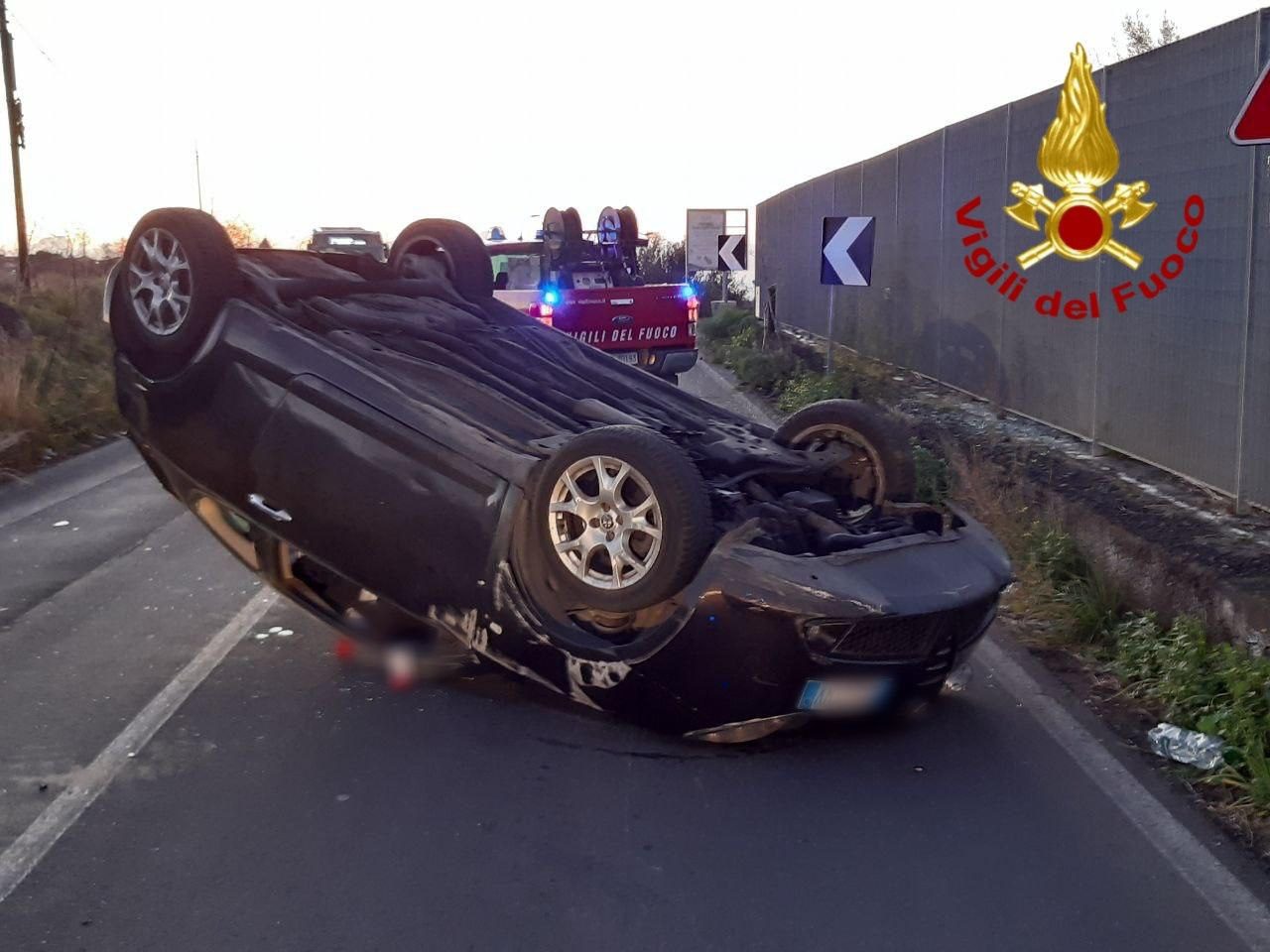 ALBA MOVIMENTATA A BELPASSO: AUTO SI RIBALTA, SUL POSTO VIGILI DEL FUOCO E 118