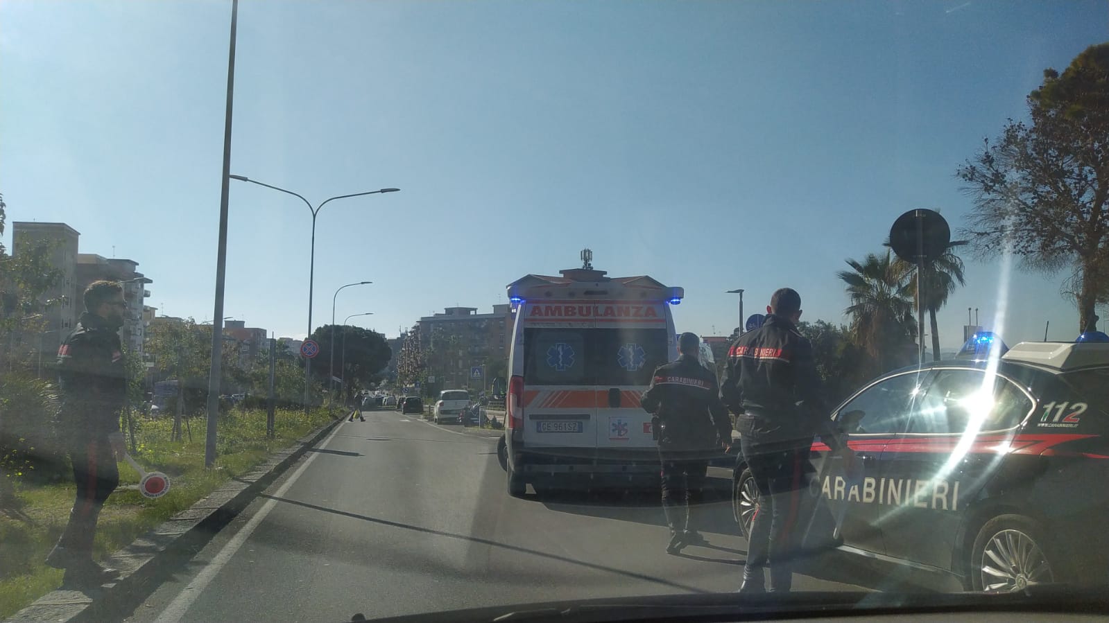 PATERNÒ, INCIDENTE AL CORSO DEL POPOLO, FINISCONO A TERRA IN SCOOTER, DUE FERITI