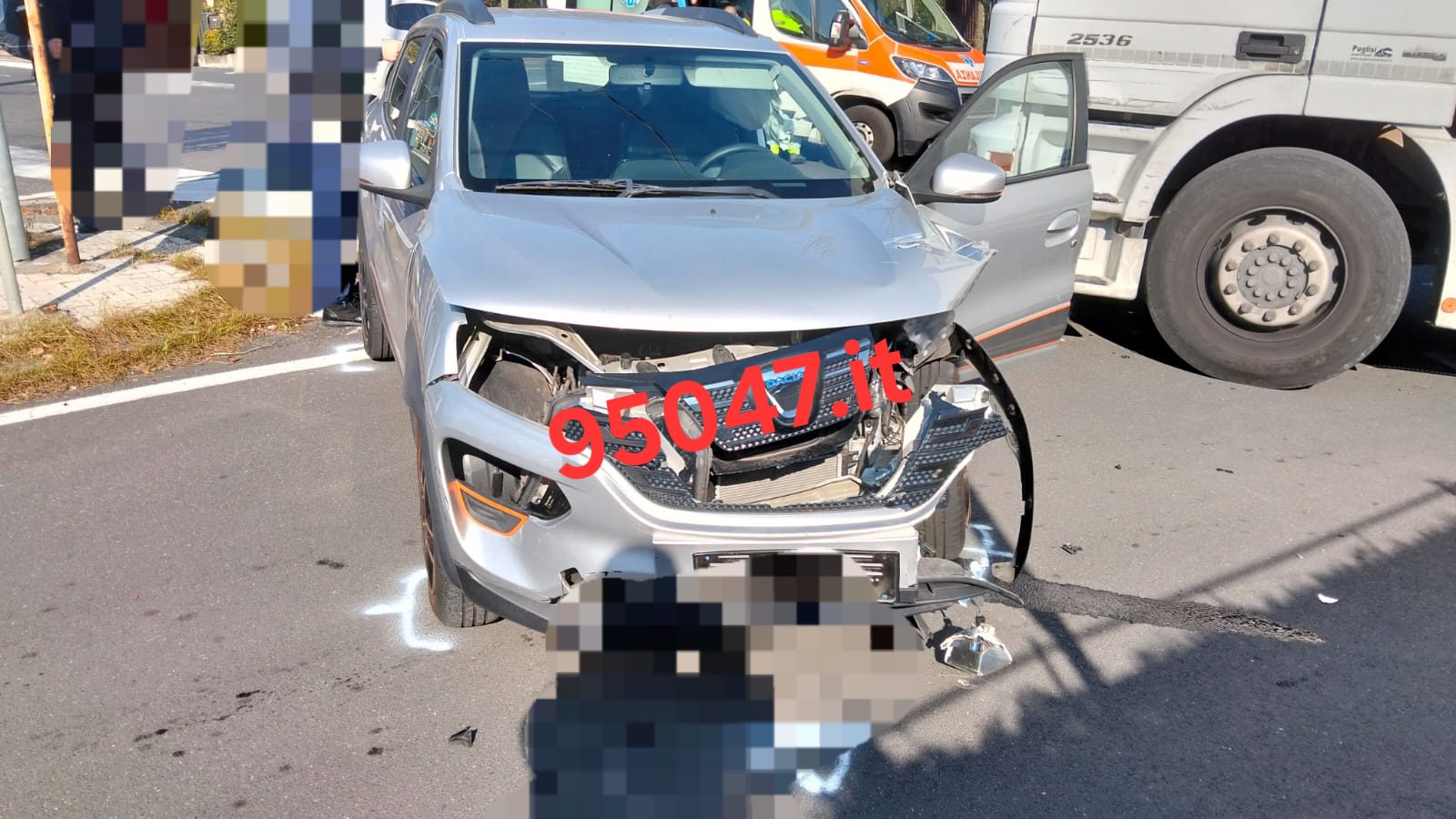 TRECASTAGNI: SCONTRO TRA DUE AUTO, DUE DONNE FERITE