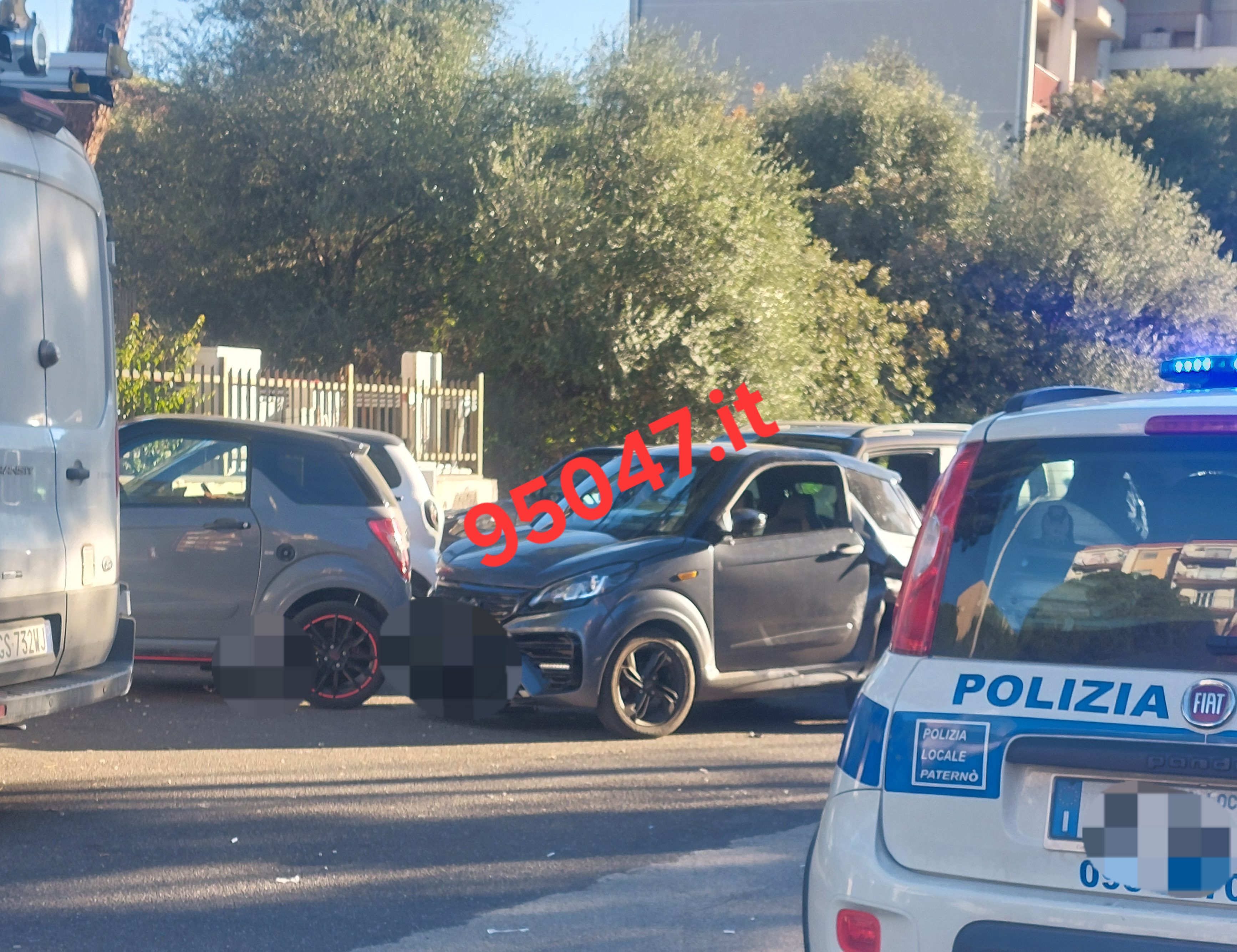 GRAVE INCIDENTE A PATERNÒ: COINVOLTI DUE MINICAR E UN’AUTO, DUE GIOVANI IN OSPEDALE