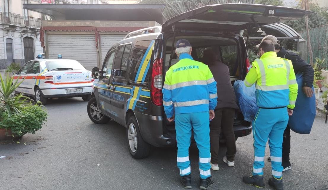 PATERNÒ: LA MISERICORDIA INTERVIENE E SALVA LA COPPIA CHE DORMIVA FUORI ALLA VILLA DOPO LA NOSTRA SEGNALAZIONE