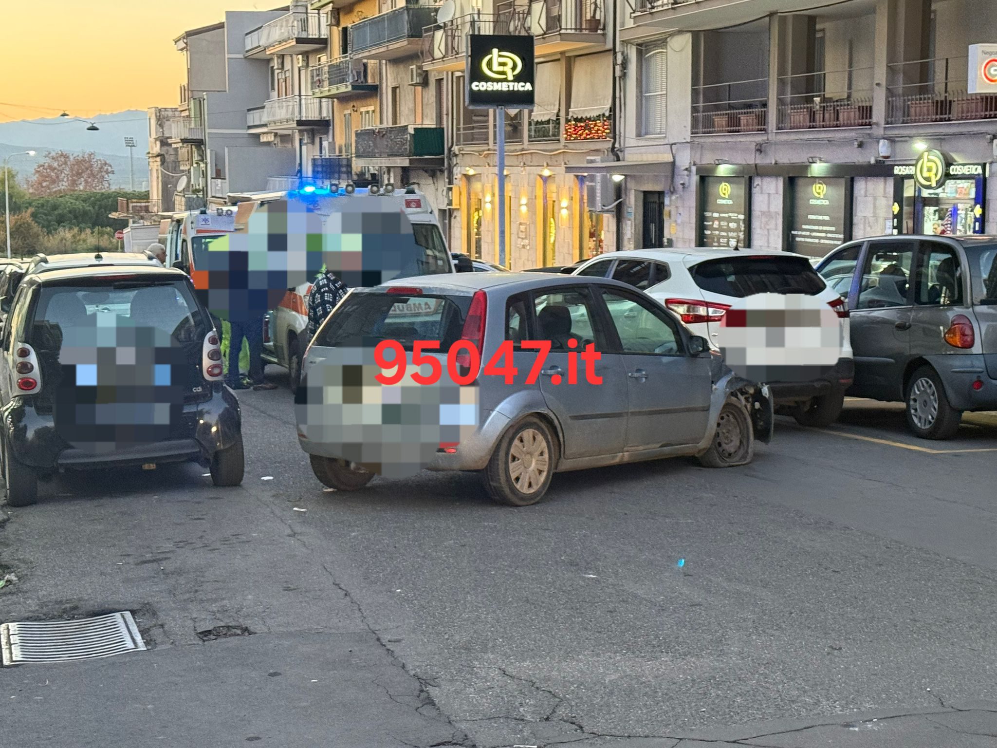 PATERNÒ: DUE FERITI DOPO SCONTRO TRA AUTO IN VIA EMANUELE BELLIA, COINVOLTA UN'AUTO PARCHEGGIATA