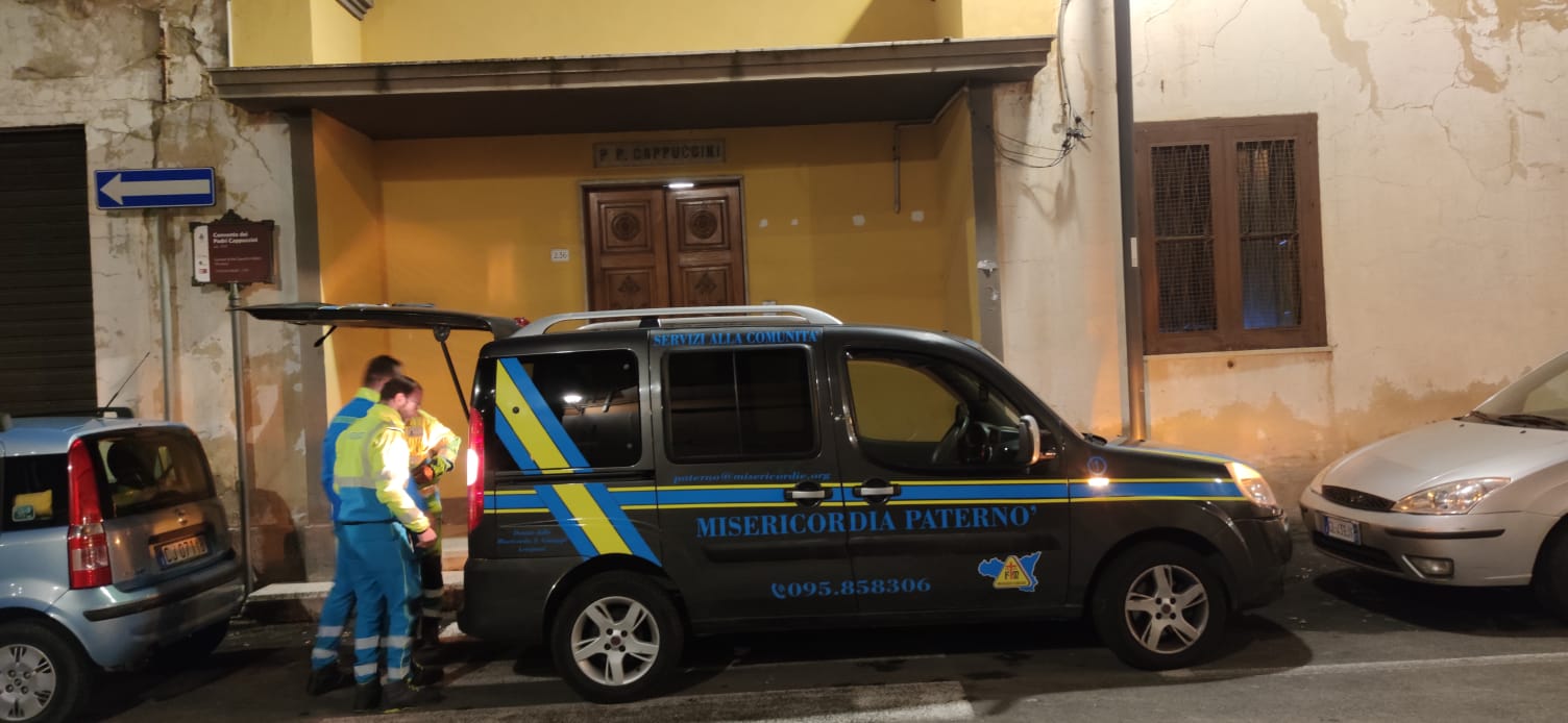 PATERNÒ: LA MISERICORDIA INTERVIENE E SALVA LA COPPIA CHE DORMIVA FUORI ALLA VILLA DOPO LA NOSTRA SEGNALAZIONE