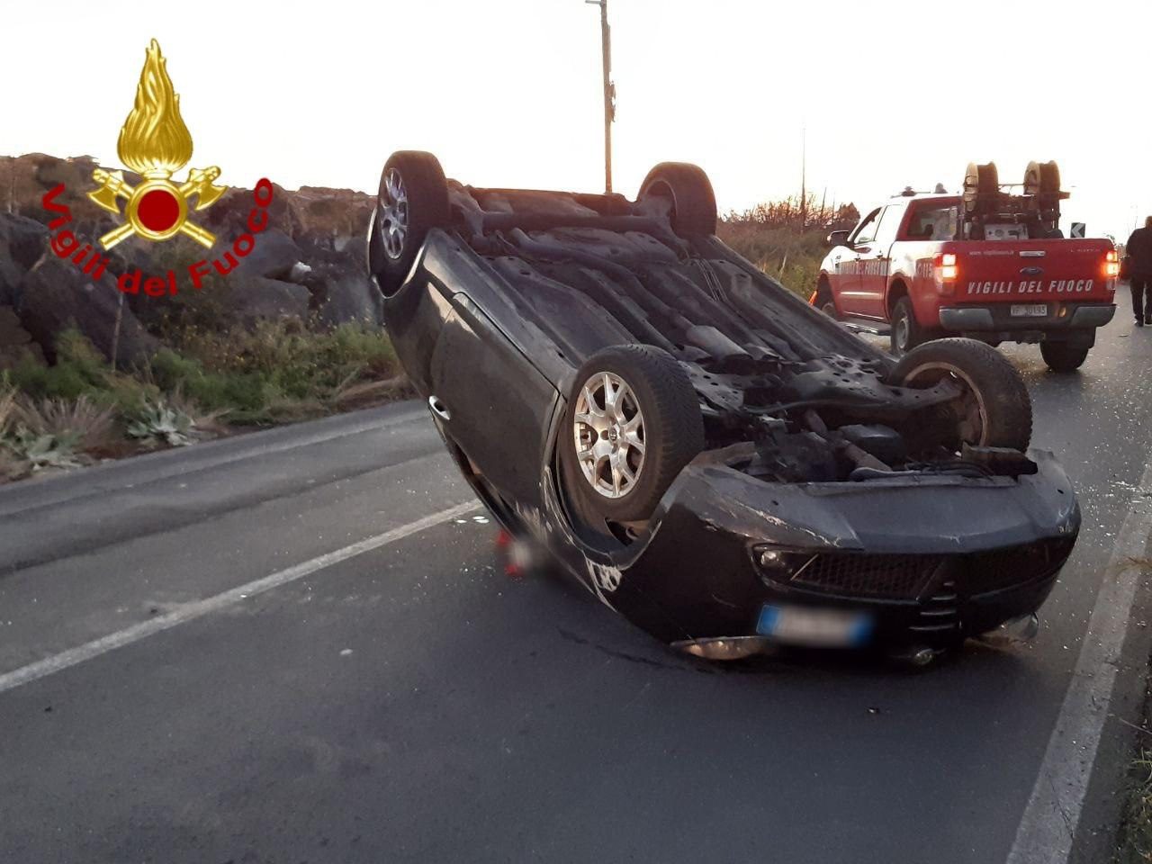 ALBA MOVIMENTATA A BELPASSO: AUTO SI RIBALTA, SUL POSTO VIGILI DEL FUOCO E 118