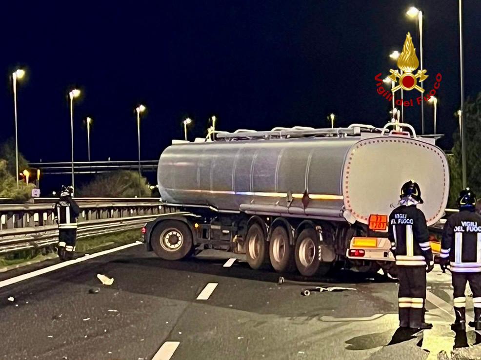 GRAVE INCIDENTE SULLA TANGENZIALE DI CATANIA: FURGONE E AUTOCISTERNA COINVOLTI, FERITI GRAVI E TRAFFICO BLOCCATO