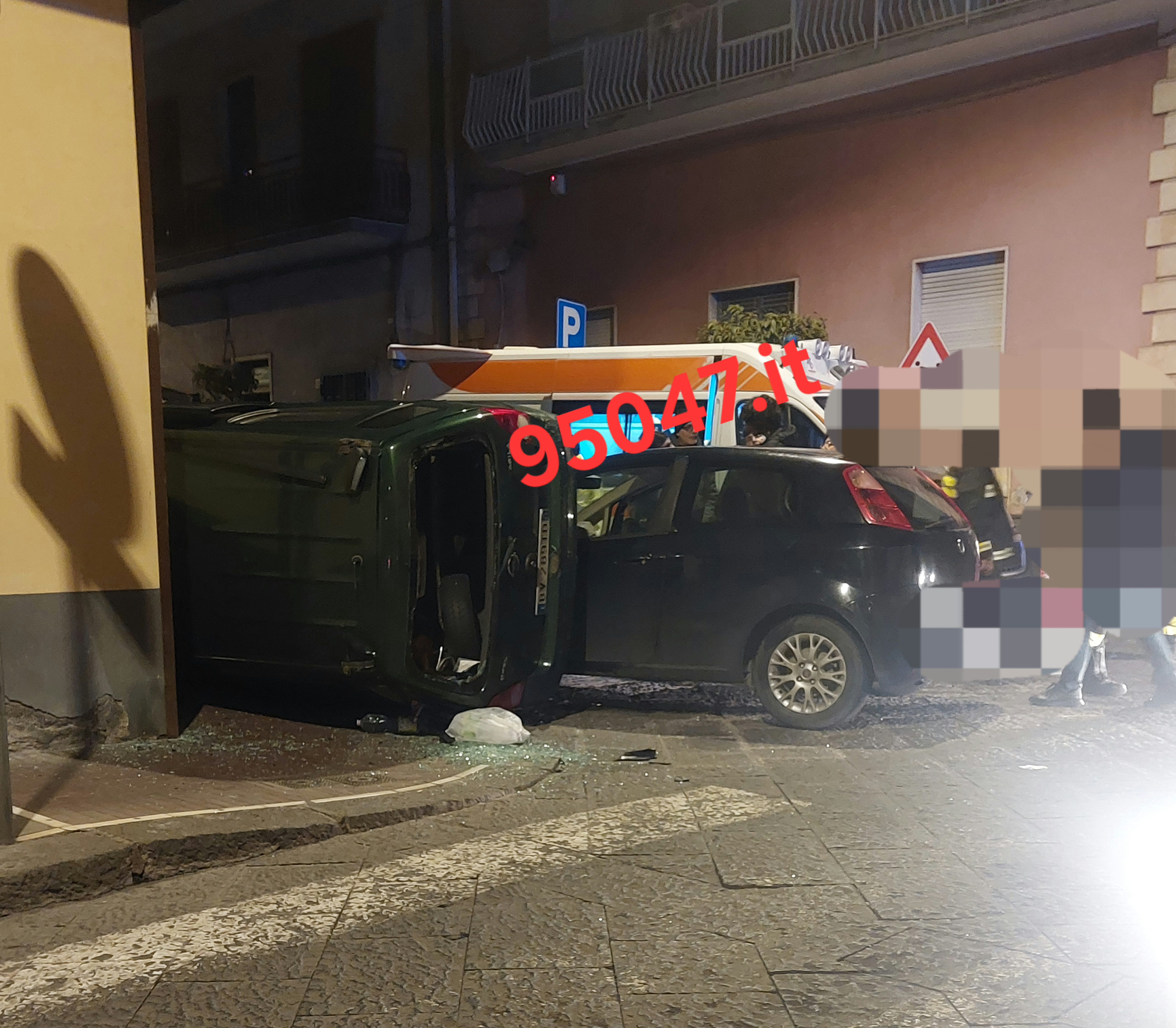 MISTERBIANCO, VIOLENTO SCONTRO TRA DUE AUTO: UNA SI RIBALTA, SOCCORSI SUL POSTO