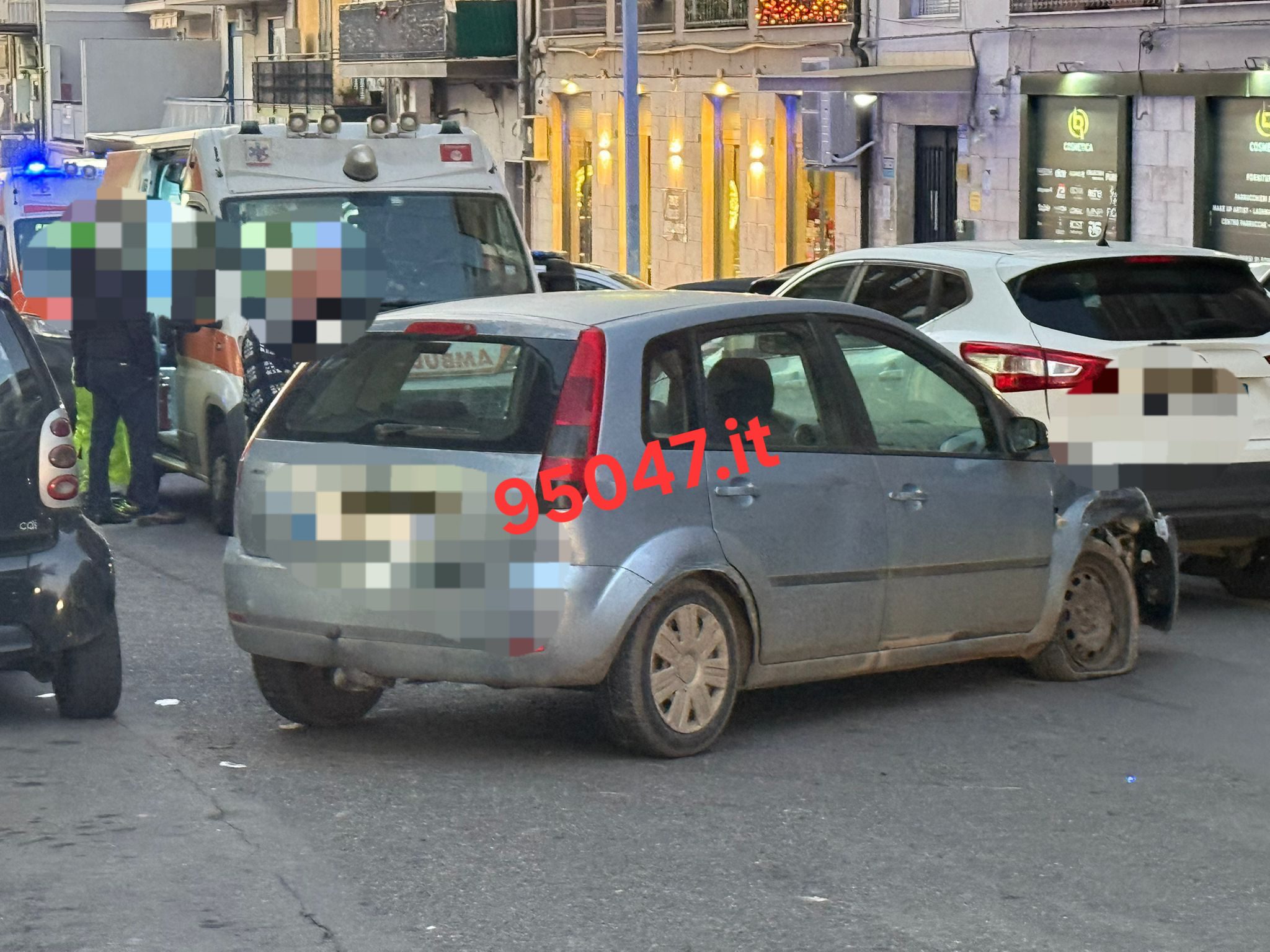 PATERNÒ: DUE FERITI DOPO SCONTRO TRA AUTO IN VIA EMANUELE BELLIA, COINVOLTA UN'AUTO PARCHEGGIATA