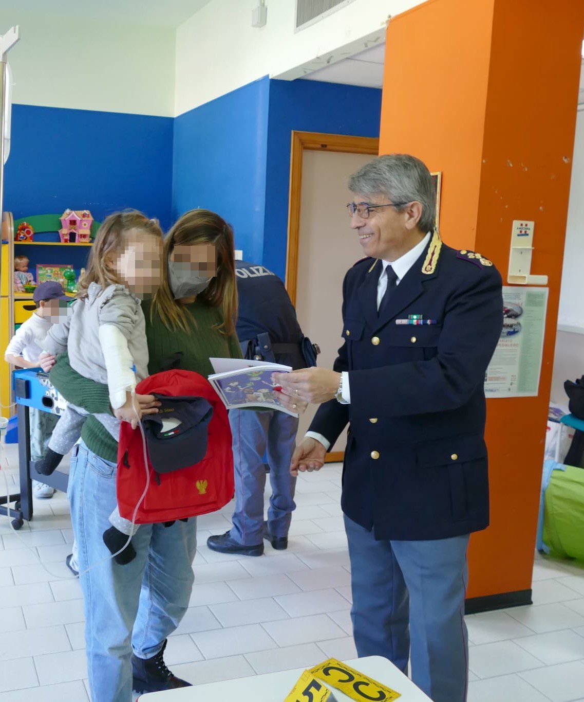 A POLIZIA DI STATO INCONTRA I PICCOLI PAZIENTI DELLA PEDIATRIA E NEUROPSICHIATRIA INFANTILE DELL’OSPEDALE DI ACIREALE