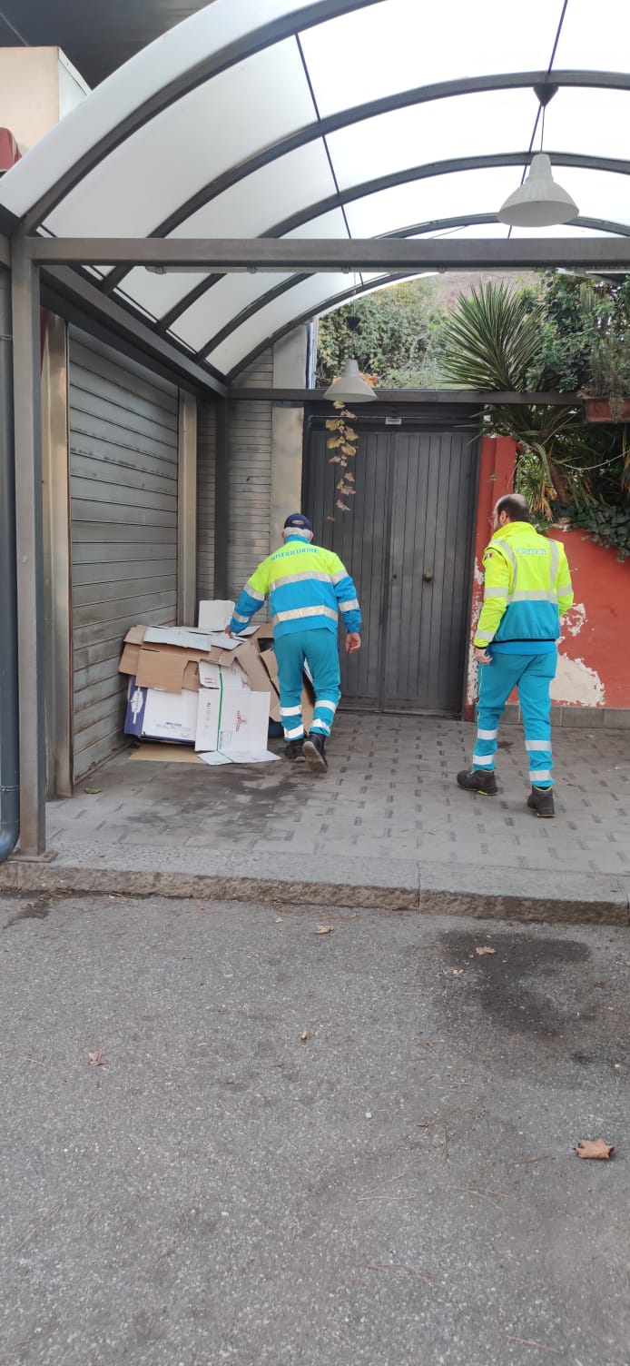 PATERNÒ: LA MISERICORDIA INTERVIENE E SALVA LA COPPIA CHE DORMIVA FUORI ALLA VILLA DOPO LA NOSTRA SEGNALAZIONE