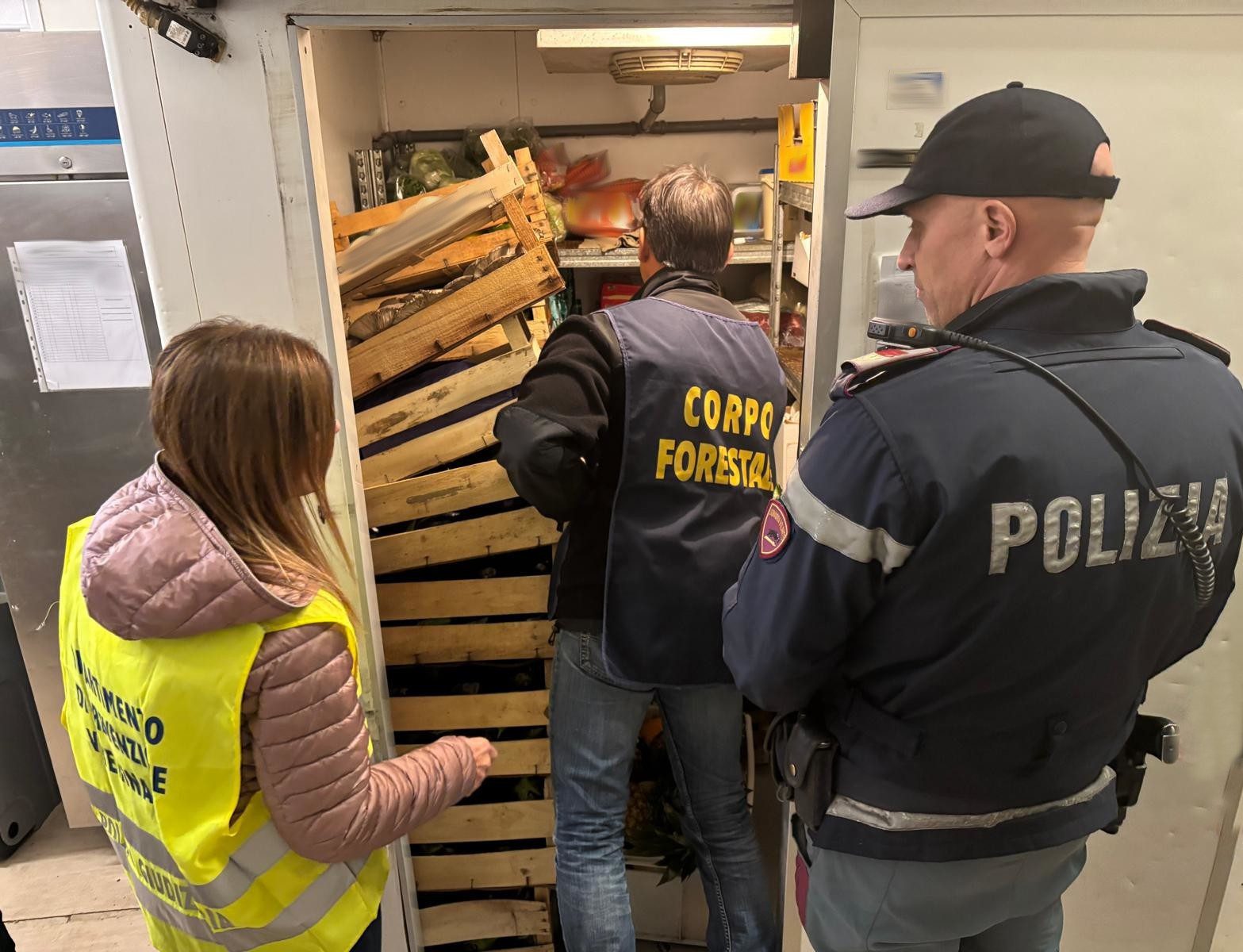 CATANIA, ORRORE IN UN BAR DI VIA ETNEA: SIGARETTA TRA GLI ARANCINI E TEGLIE ARRUGGINITE, MULTA DA 30MILA EURO.