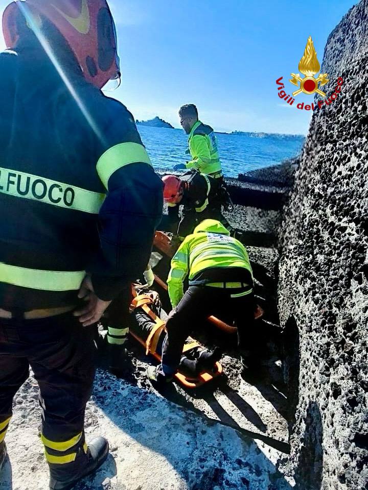 CAPOMULINI. UOMO DI 68 ANNI CADUTO TRA I BLOCCHI DI CEMENTO, SOCCORSO DAI VIGILI DEL FUOCO