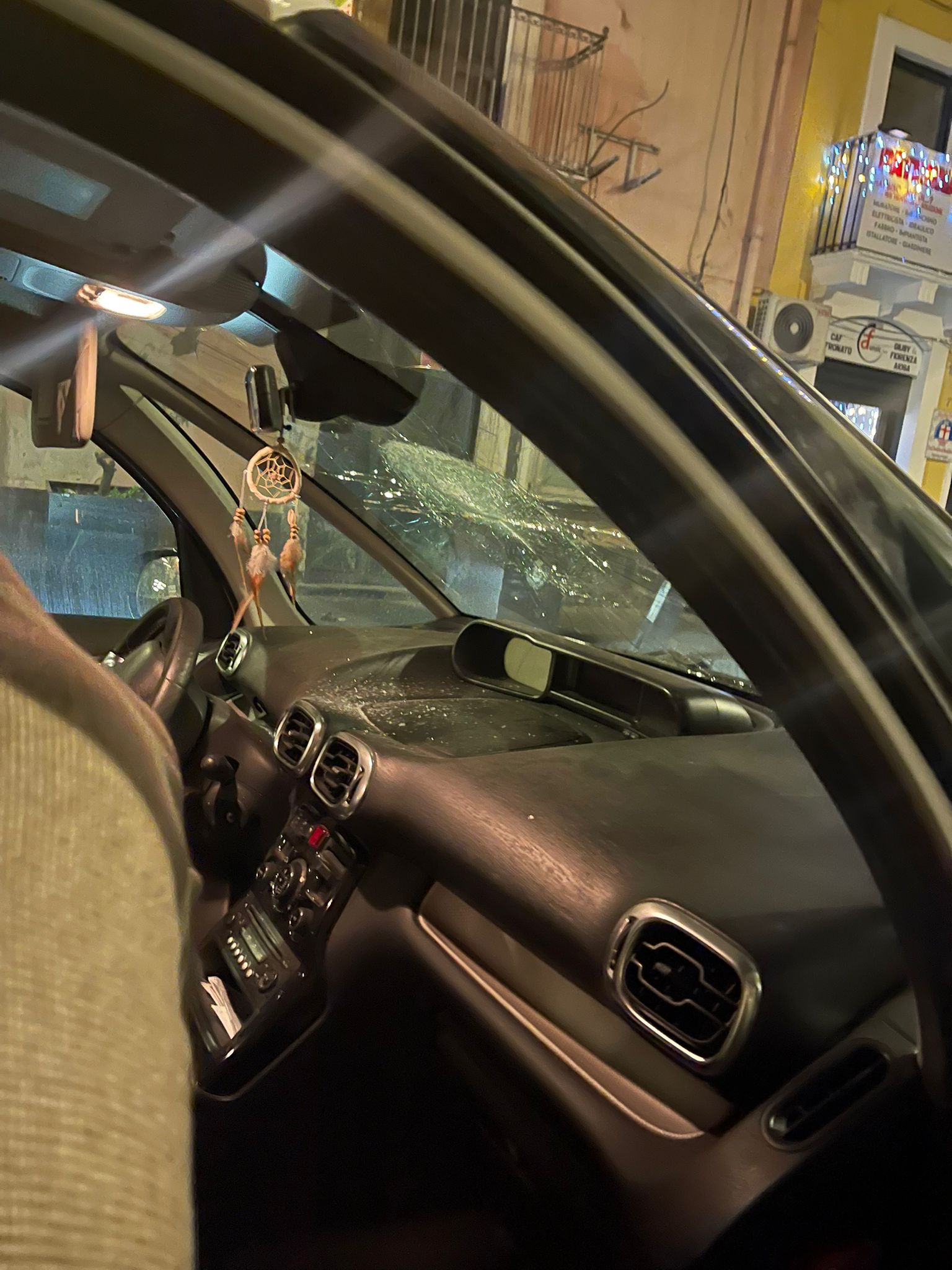 PATERNO'. PARCHEGGIANO L’AUTO  E LA TROVANO VANDALIZZATA: LA DENUNCIA DI UNA CITTADINA