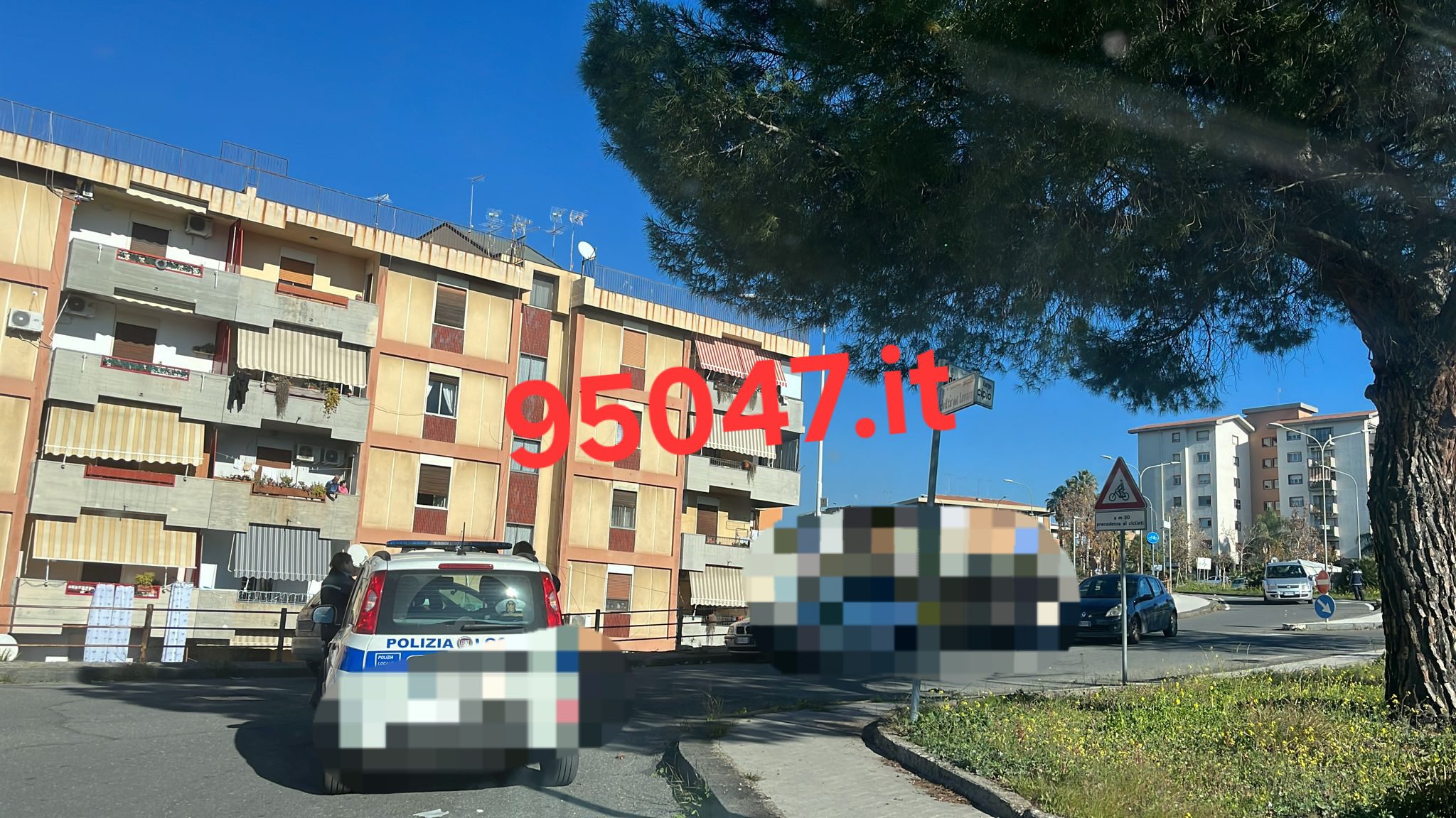 PATERNÒ, INCIDENTE AL CORSO DEL POPOLO, FINISCONO A TERRA IN SCOOTER, DUE FERITI