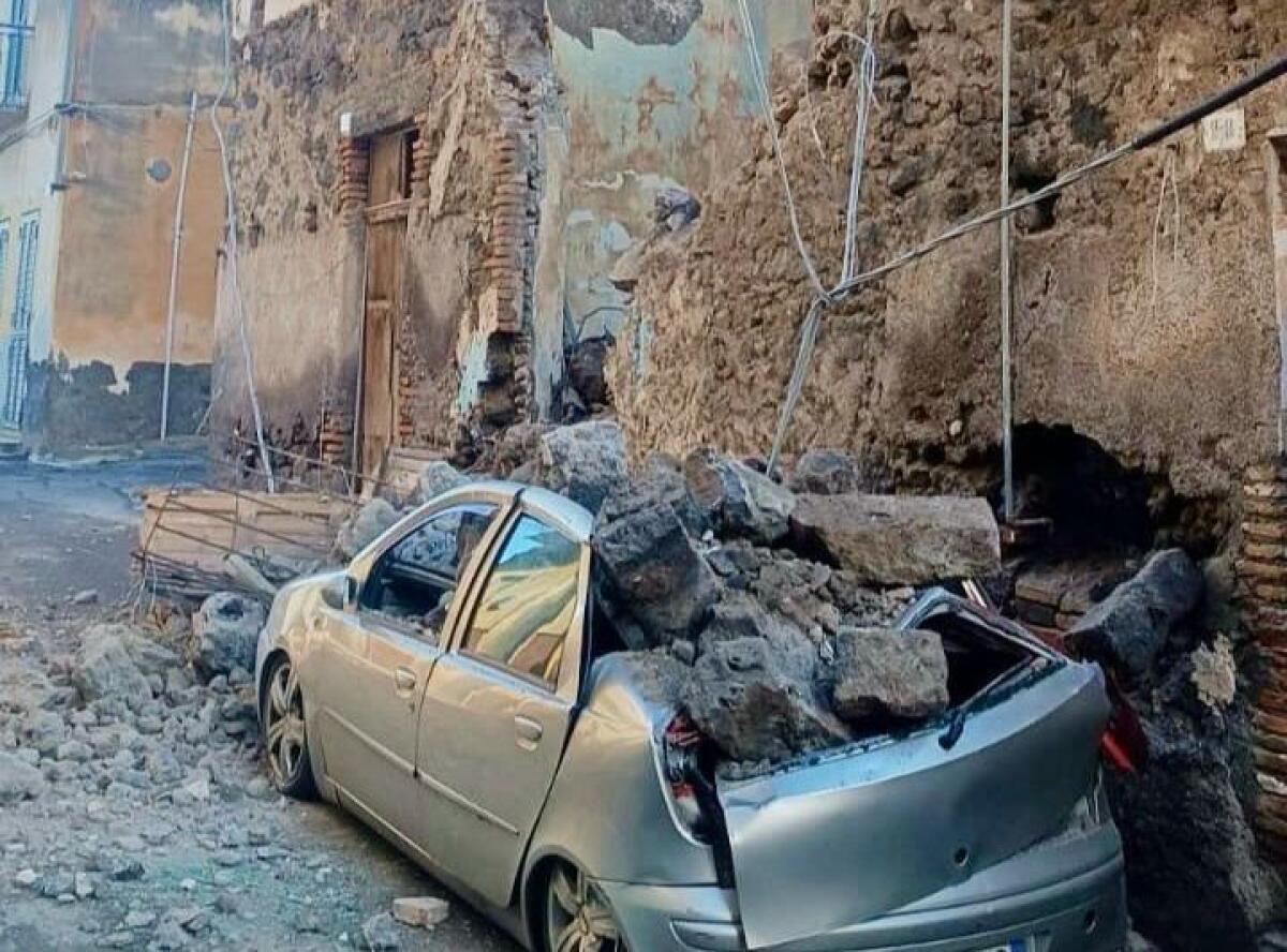 ADRANO, CROLLA UNA COSTRUZIONE DISABITATA: DONNA CON BAMBINI PASSA POCHI ISTANTI PRIMA - 