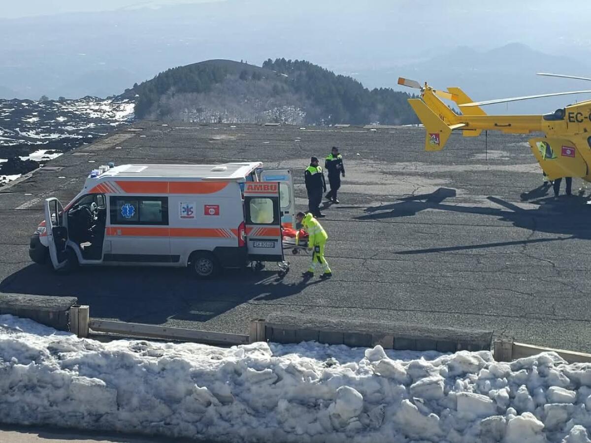 GRAVE INCIDENTE SULL'ETNA: TRE TURISTI CADONO NELLA VALLE DEL BOVE, UNO IN GRAVI CONDIZIONI. INTERVENUTO L'ELISOCCORSO - 