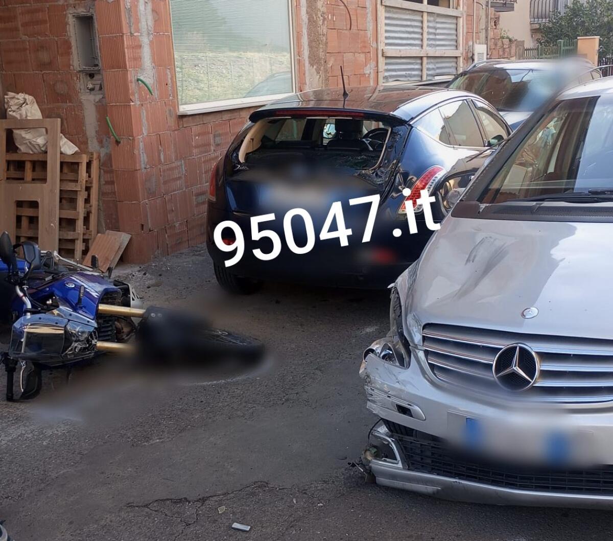 GRAVE INCIDENTE A BIANCAVILLA: CENTAURO SI SCONTRA CON UN'AUTO E FINISCE CONTRO UN MEZZO IN SOSTA, TRASFERITO IN ELISOCCORSO A CATANIA - 