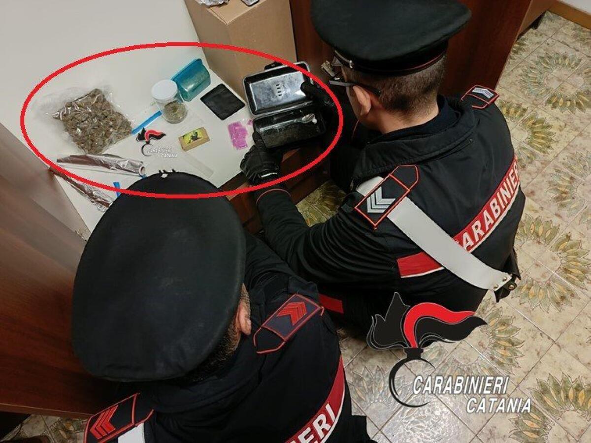 SANTA MARIA DI LICODIA, ARRESTATO DAI CARABINIERI: TROVATO CON DROGA IN CASA - 