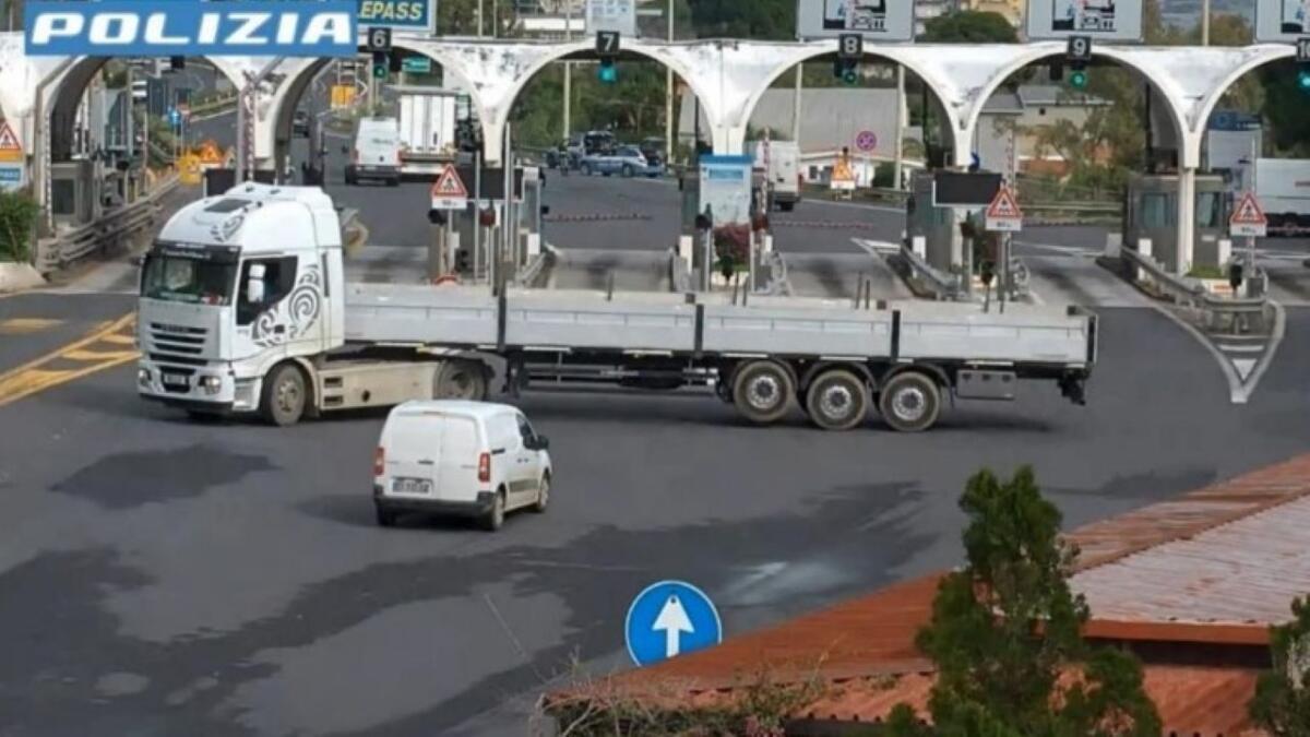 MESSINA, PANICO SULLA A18: CAMIONISTA SENZA PATENTE SCAPPA CONTROMANO, BLOCCATO DOPO UN INSEGUIMENTO - 