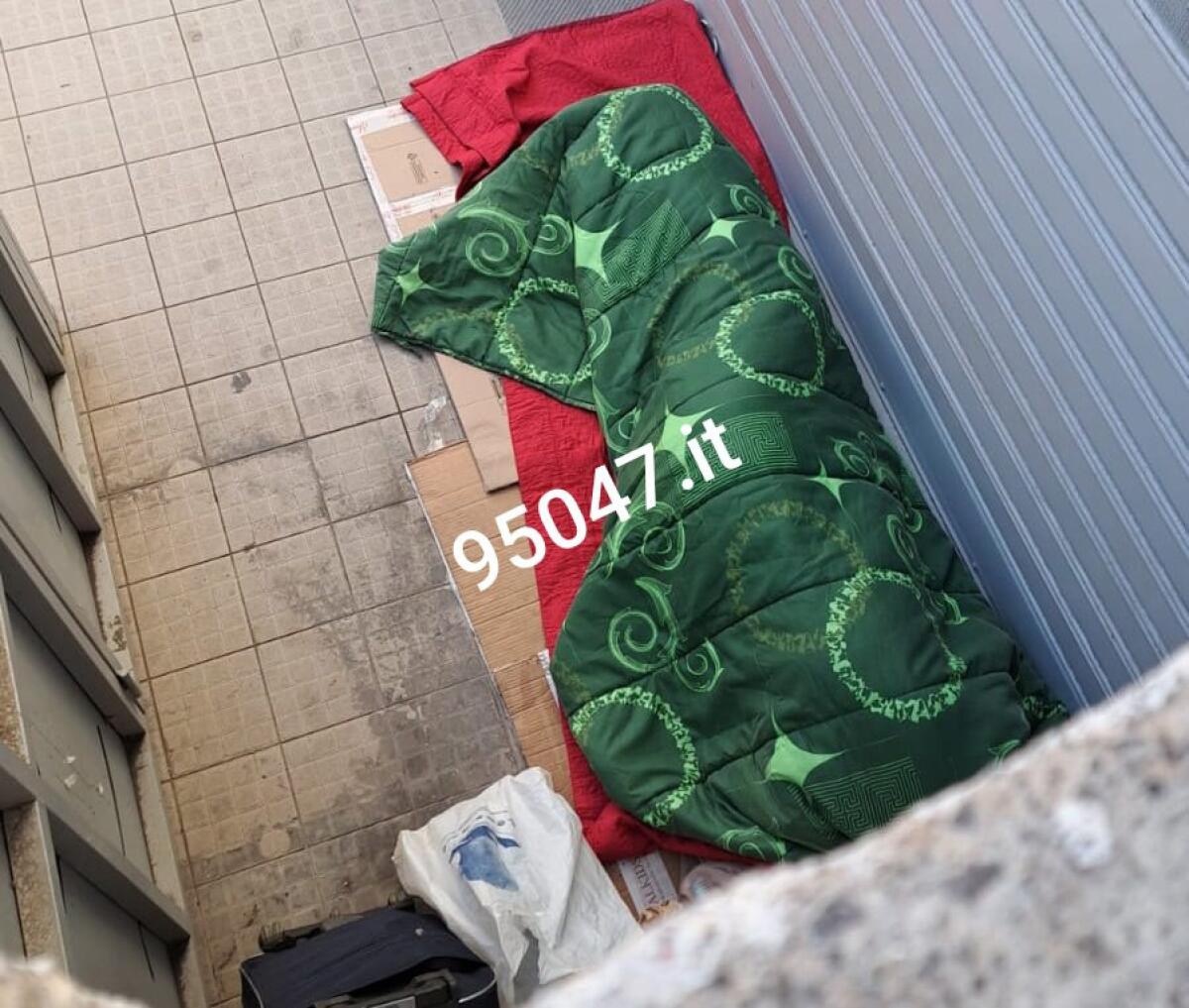 NUOVO CASO A PATERNÒ: RAGAZZO DORME AL FREDDO PER STRADA IN VIA EMANUELE BELLIA - 