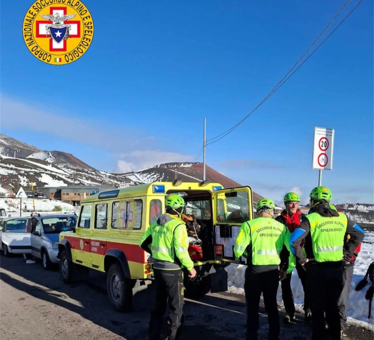 VENTENNE DI BELPASSO CADE SULLA NEVE E SI FRATTURA UNA GAMBA: SOCCORSA AI CRATERI DEL RIFUGIO SAPIENZA - 