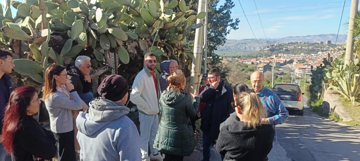 PATERNO'. STRADA COLABRODO, I RESIDENTI DI CONTRADA TRE CASE PROTESTANO - 