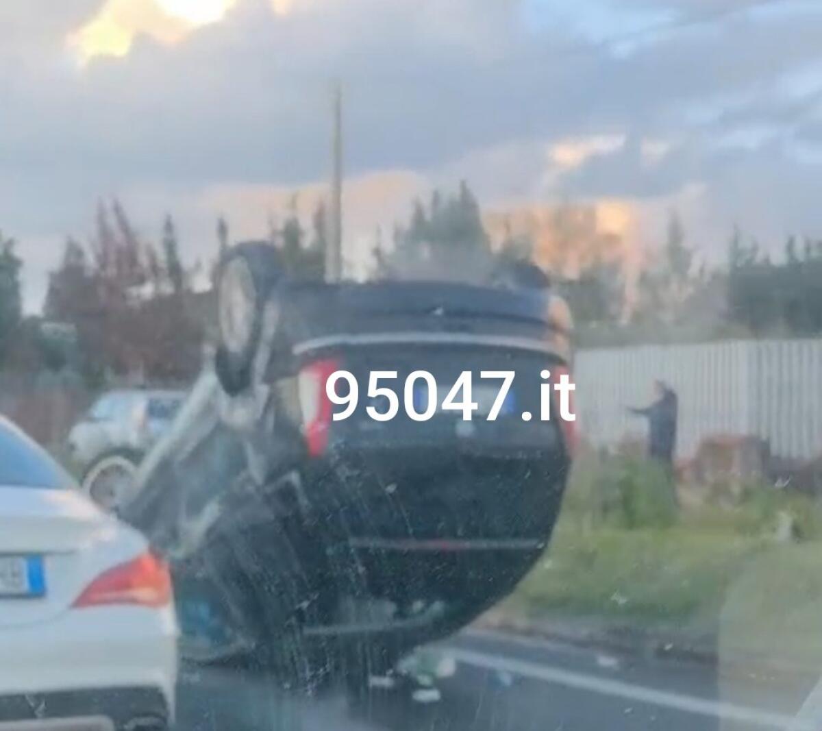 AUTO SI RIBALTA SULLA STATALE 121 NEI PRESSI DELLO SVINCOLO PALAZZOLO: FERITO UN 33ENNE - 