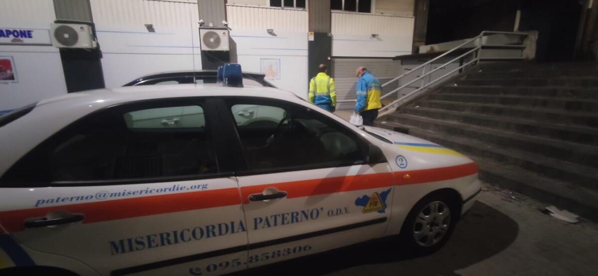 PATERNO'. GIOVANE IN DIFFICOLTÀ NEL CENTRO CITTÀ: INTERVENGONO AUTORITÀ E MISERICORDIA PER PRESTARE AIUTO. APPELLO AI CITTADINI PER LA DONAZIONE DI COPERTE - 