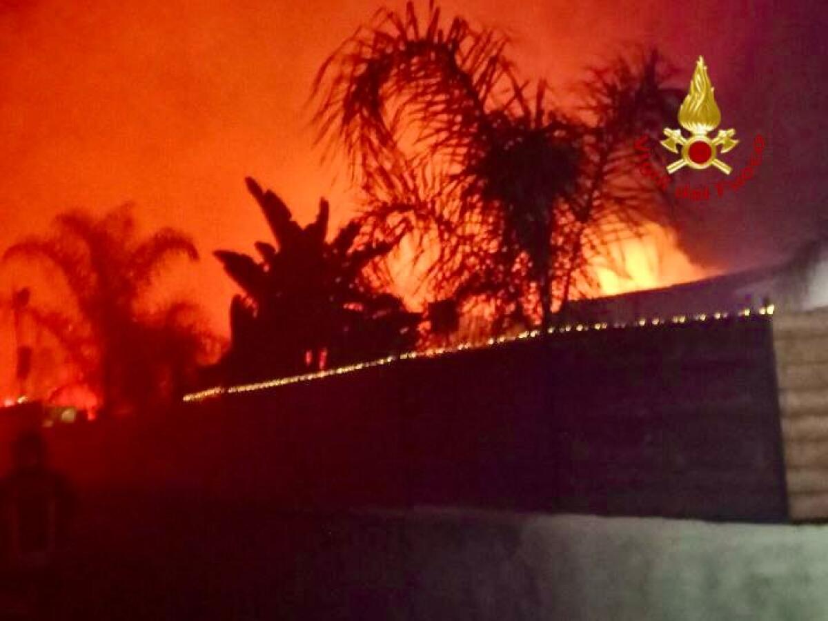 CATANIA. INCENDIO AL VILLAGGIO IPPOCAMPO DI MARE: LE FIAMME MINACCIANO ABITAZIONI, VIGILI DEL FUOCO SUL POSTO - 