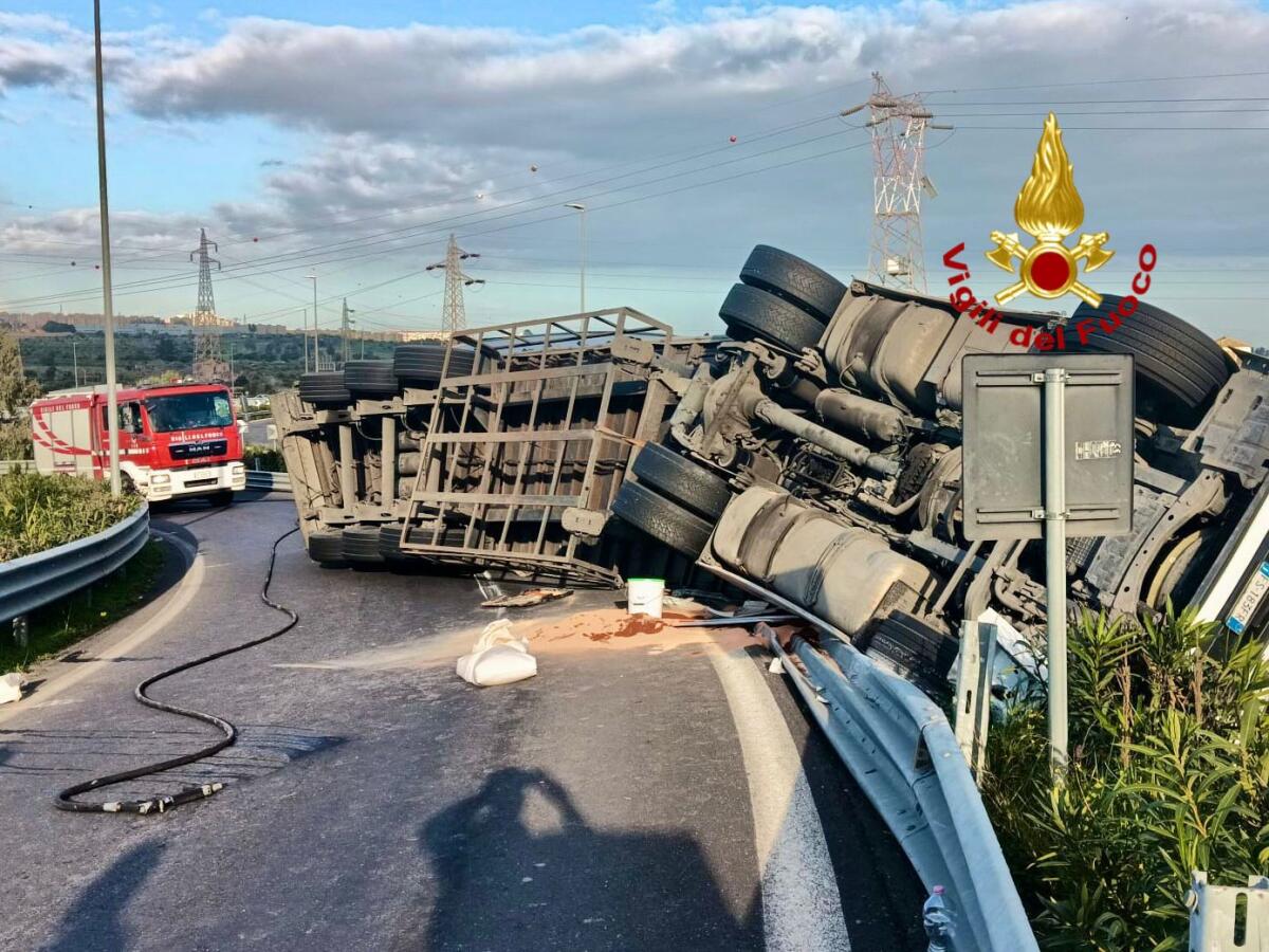 CATANIA: TIR SI RIBALTA SULLA A19 IN PROSSIMITÀ DELLO SVINCOLO PER LA TANGENZIALE - 