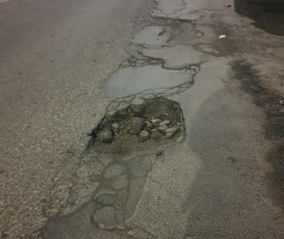 PATERNÒ. VIA VINCENZO MONTI COME UNO "SCOLAPASTA": LA SEGNALAZIONE DI UNA LETTRICE SULLA PERICOLOSITÀ DELLA STRADA - 