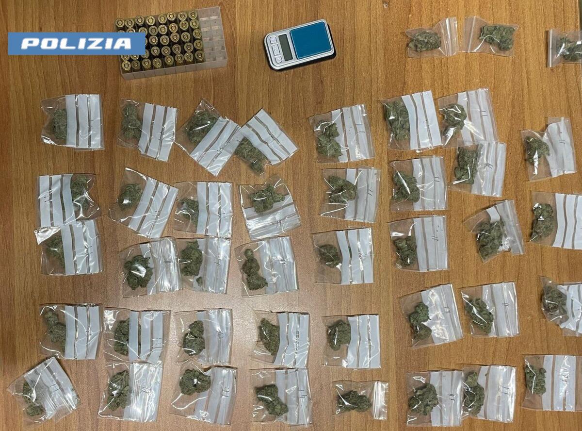 CATANIA. POSTA UNA FOTO SUI SOCIAL CON UNA PISTOLA NEI PANTALONI: 19ENNE ARRESTATO DALLA POLIZIA CON MARIJUANA E MUNIZIONI - 