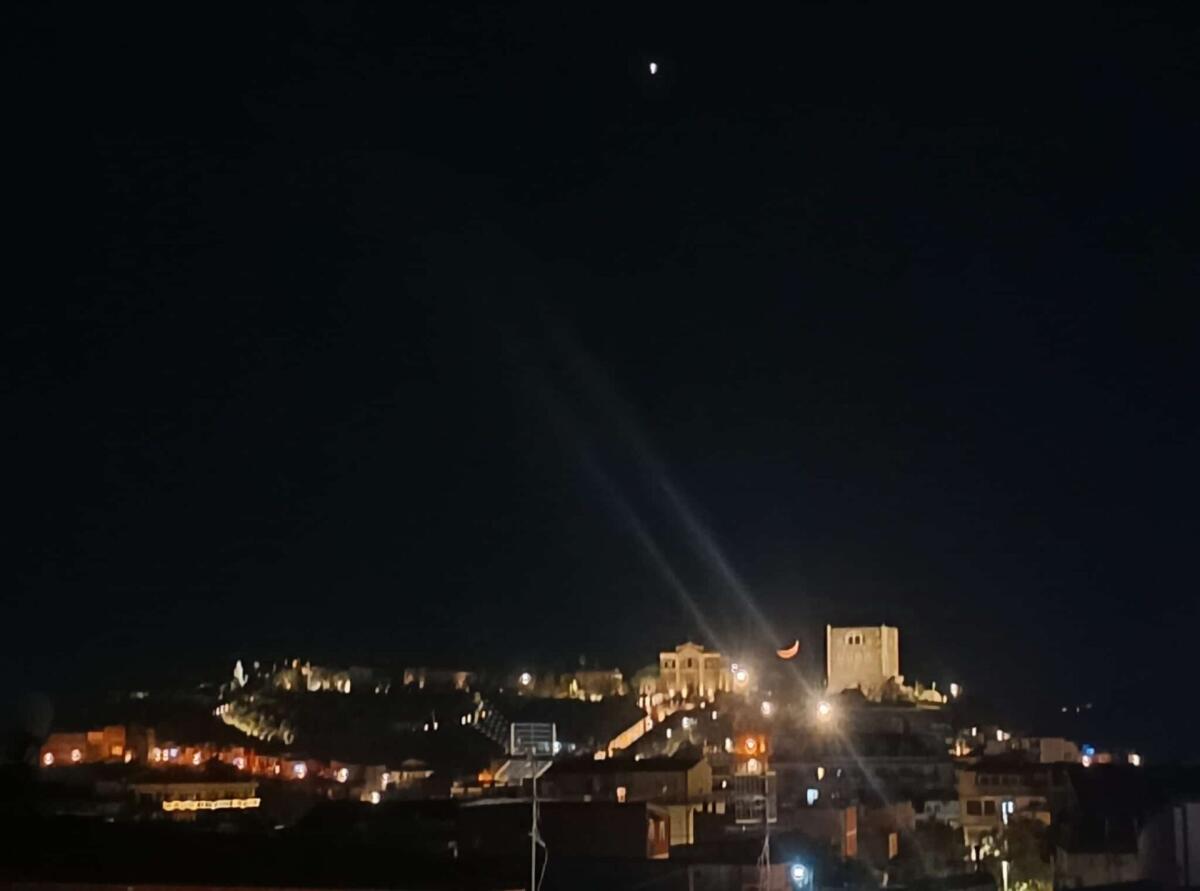 QUESTA SERA SOPRA LA COLLINA STORICA DI PATERNÒ: LUNA E VENERE INCANTANO IL CIELO - 