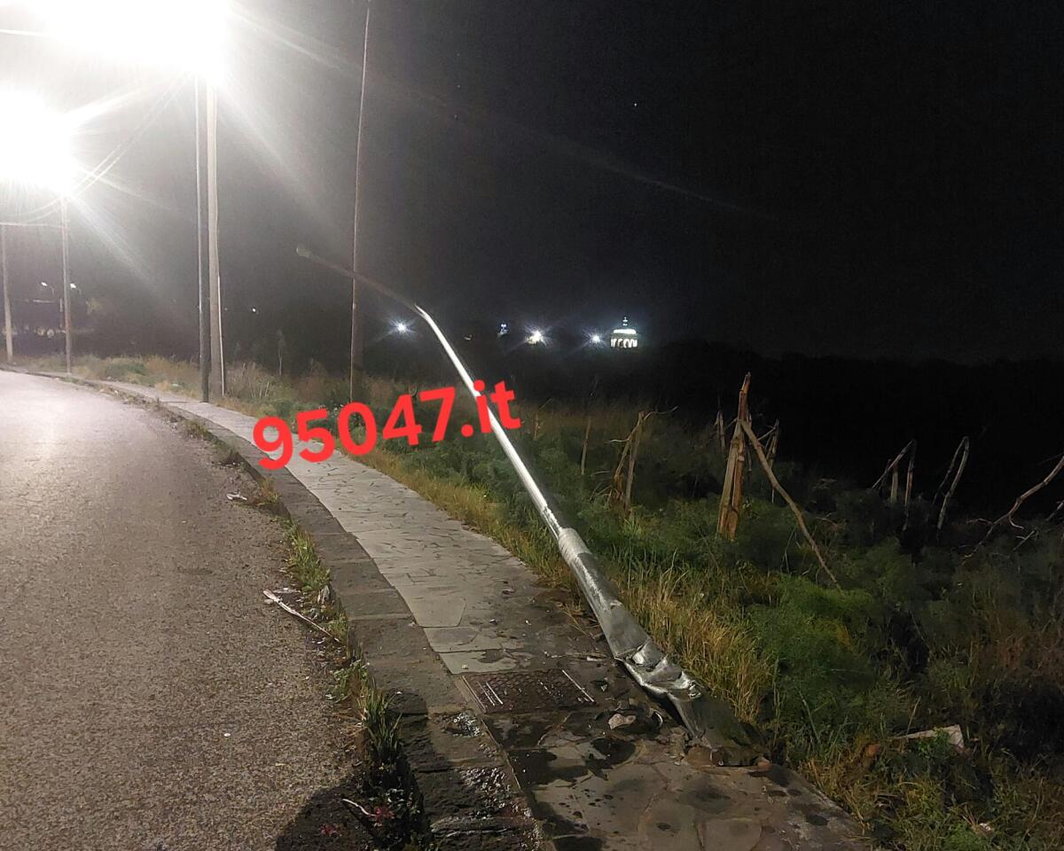 BELPASSO.  AUTO CONTRO PALO, ILLESA LA CONDUCENTE - 