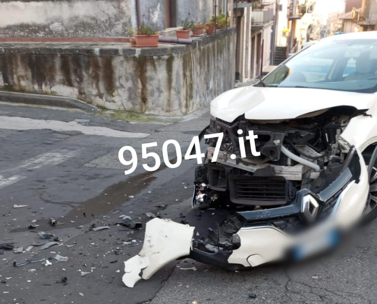 BELPASSO, INCIDENTE SULLA 14ª STRADA: AUTO SI SCONTRANO, FORTUNATAMENTE NESSUN FERITO GRAVE - 
