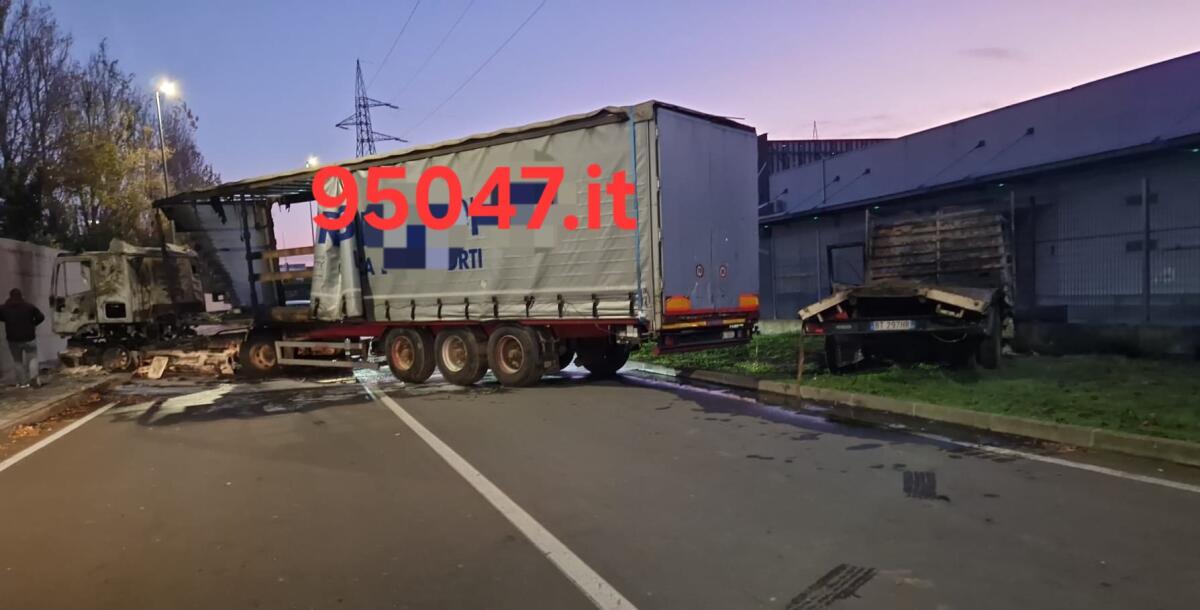 CATANIA: BANDA DI ALMENO 10 PERSONE BLOCCA STRADE, MEZZI IN FIAMME E SVALIGIA APPLE STORE NELLA NOTTE DI CAPODANNO - 