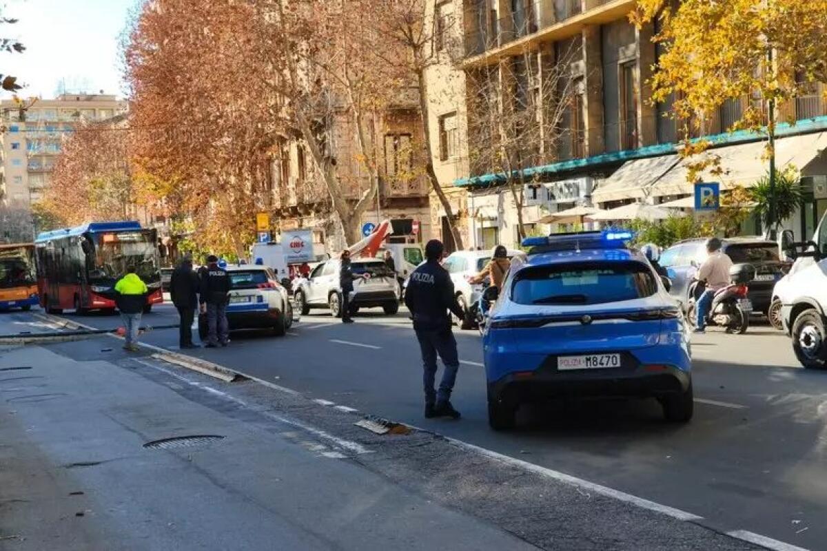 CATANIA – INCIDENTE SUL LAVORO IN VIALE VITTORIO VENETO: OPERAIO CADE DA UNA SCALA MENTRE RIMUOVE LE LUMINARIE DI NATALE, FERITO - 