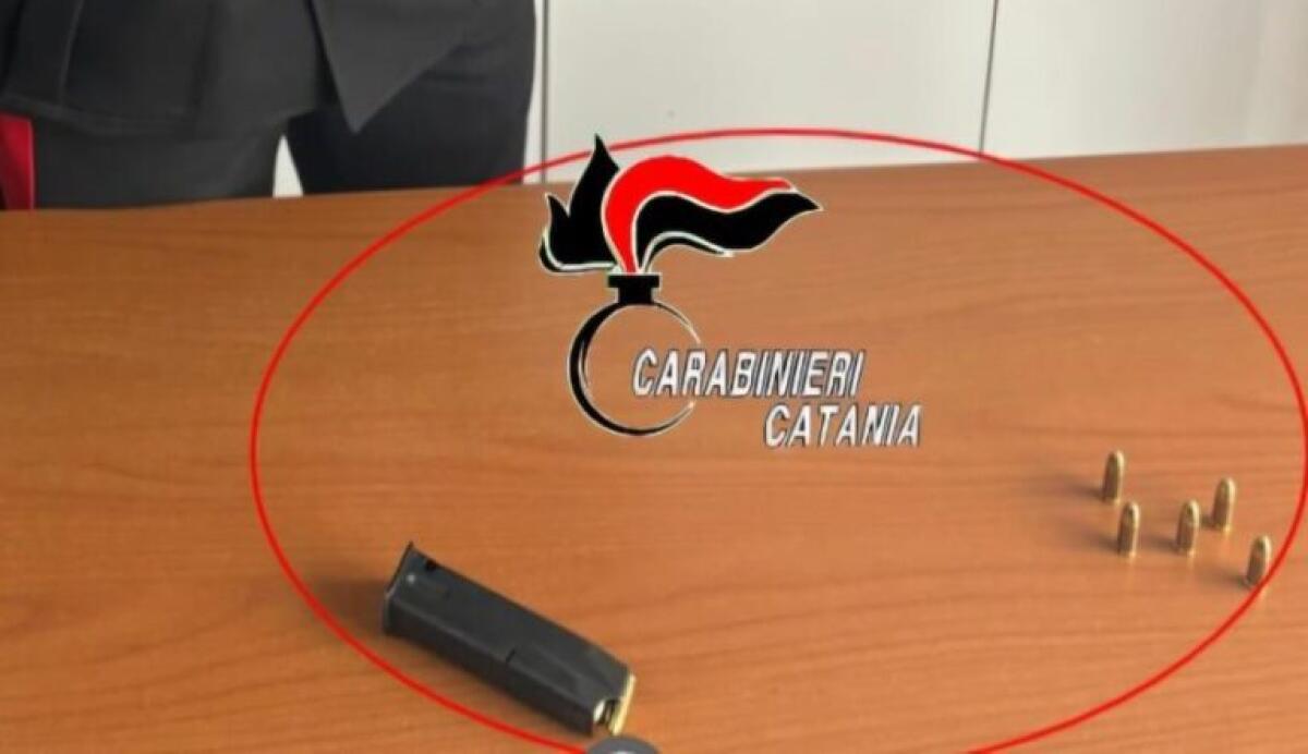 PANICO A MILITELLO IN VAL DI CATANIA: LITIGA CON LA COMPAGNA E LA INSEGUE ARMATO DI PISTOLA A CASA DELL’AMICA DI LEI - 