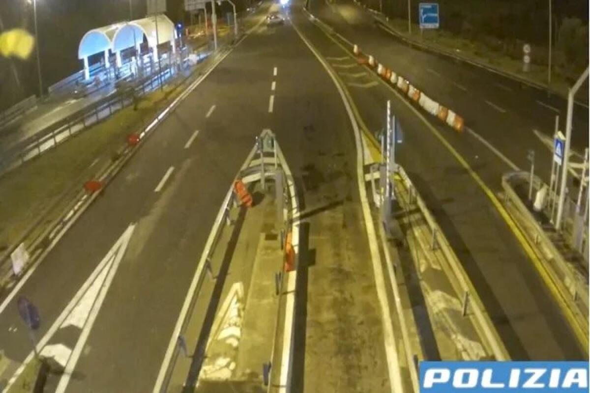 UBRIACO GUIDA IN CONTROMANO SULL'A18 VICINO AD ACIREALE PER OLTRE 20 KM - 